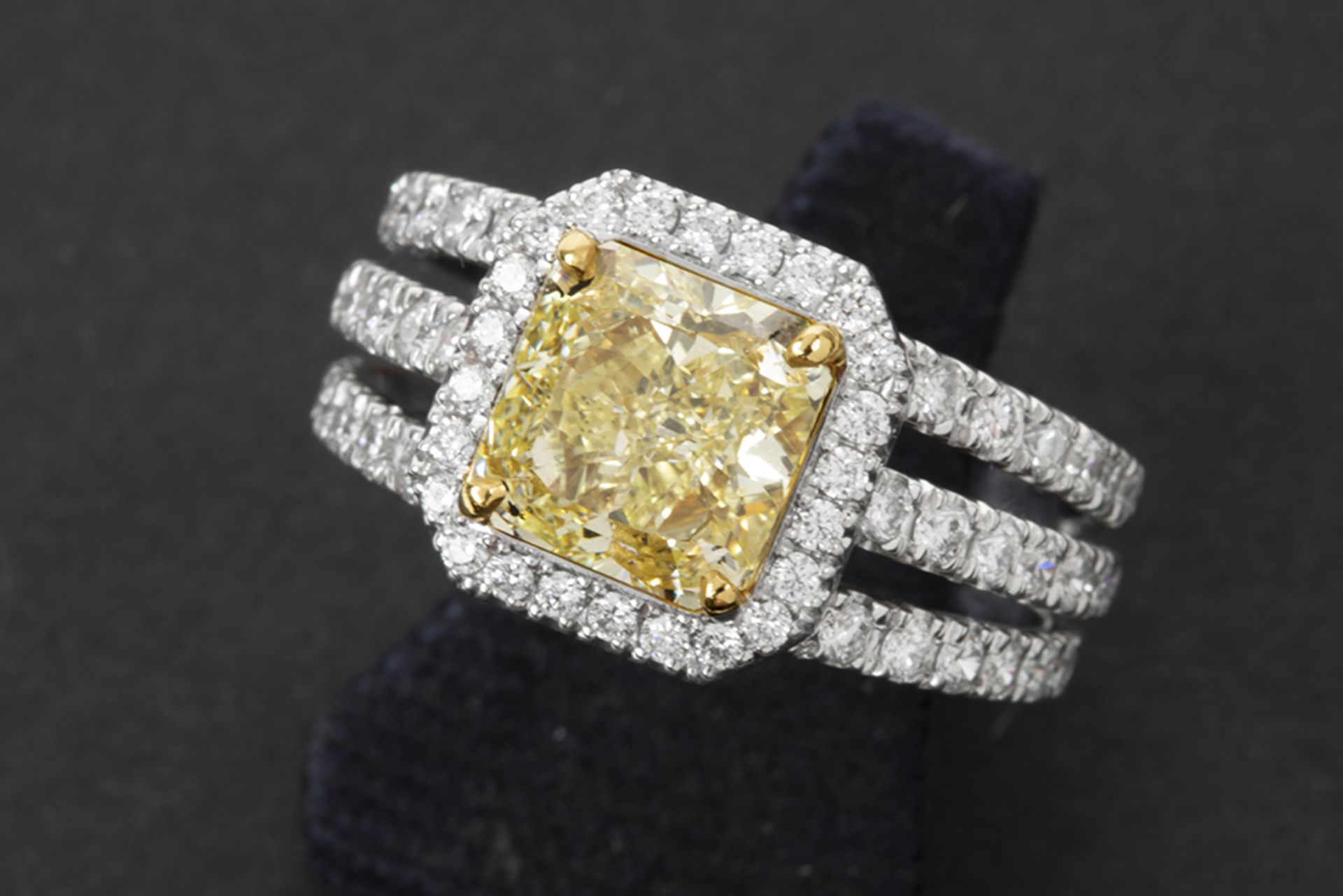 a 2,05 carat natural light yellow high quality brilliant cut diamond set in a ring in white gold (18