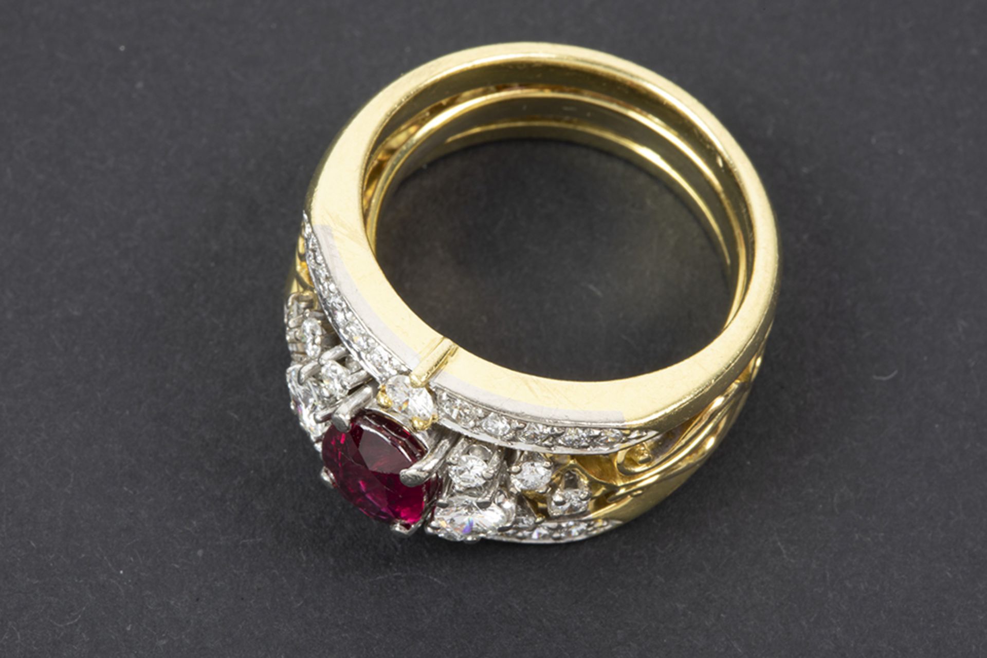 classy ring in yellow gold (18 carat) with ca ca 2 carat Siamese ruby and ca 1,10 carat of very high - Image 2 of 2