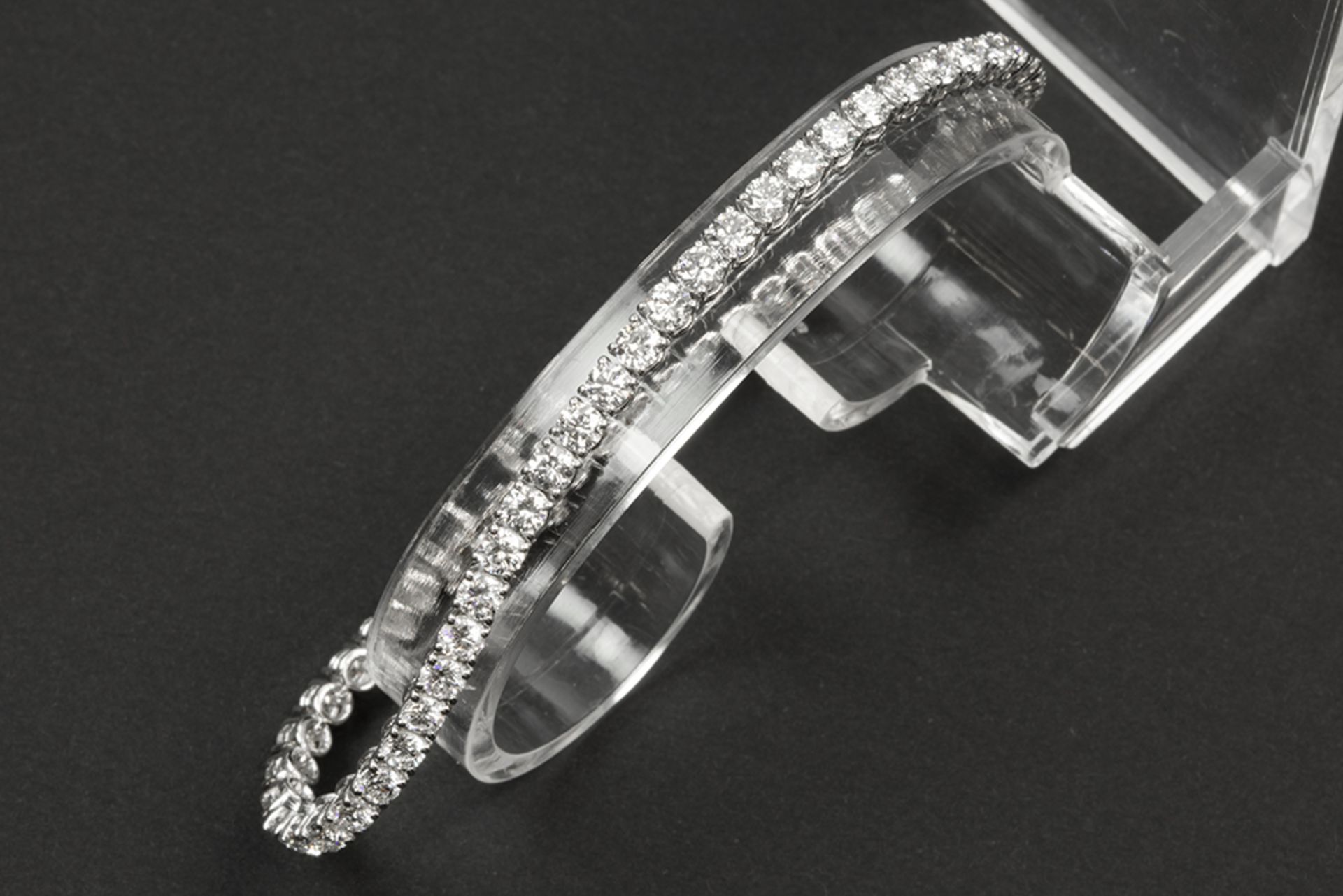 bracelet in white gold (18 carat) with at least 5,60 carat of very high quality brilliant cut - Bild 2 aus 3