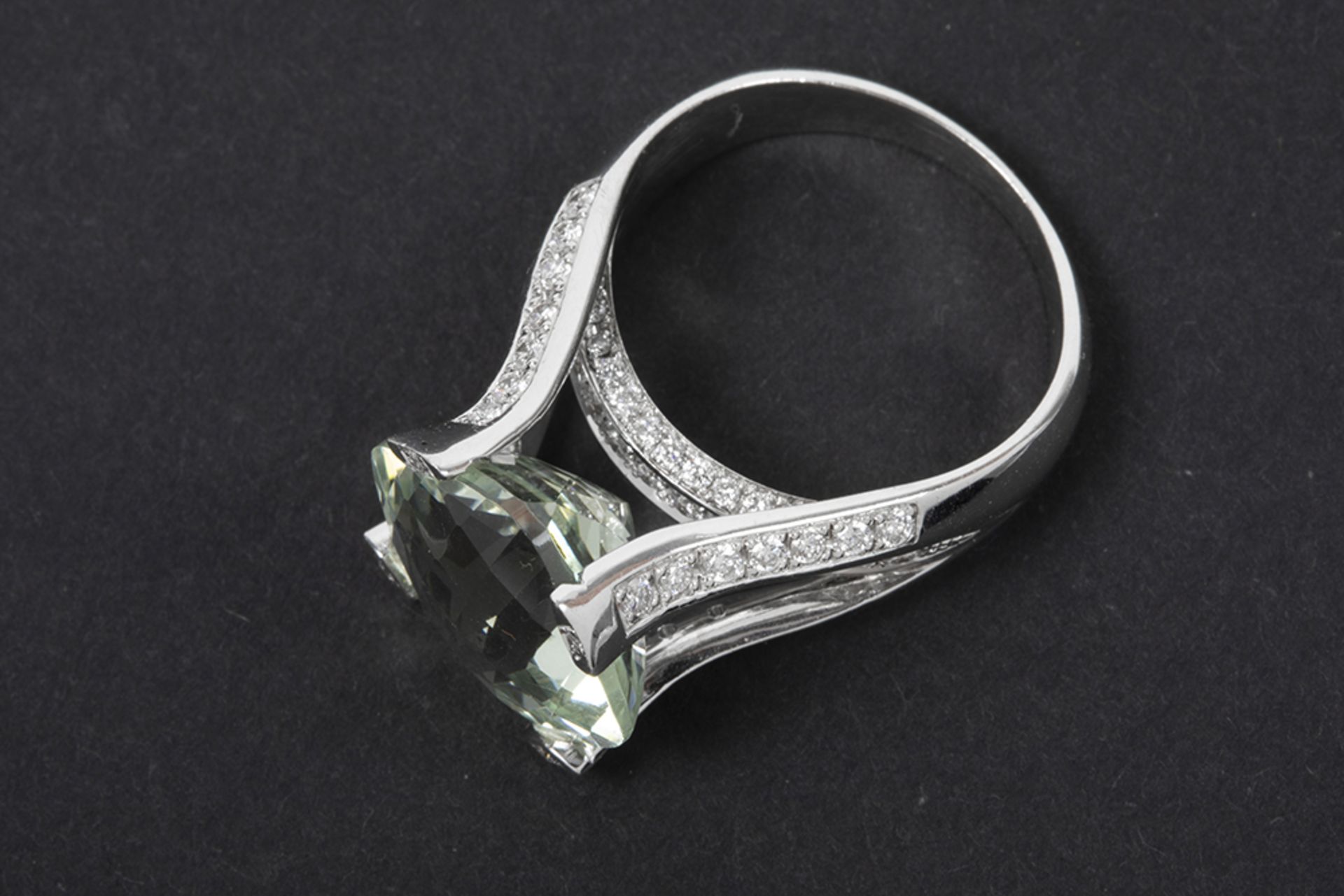 matching modern ring in white gold (18 carat) with a ca 3,50 carat quite rare prazeolite (green - Bild 2 aus 3