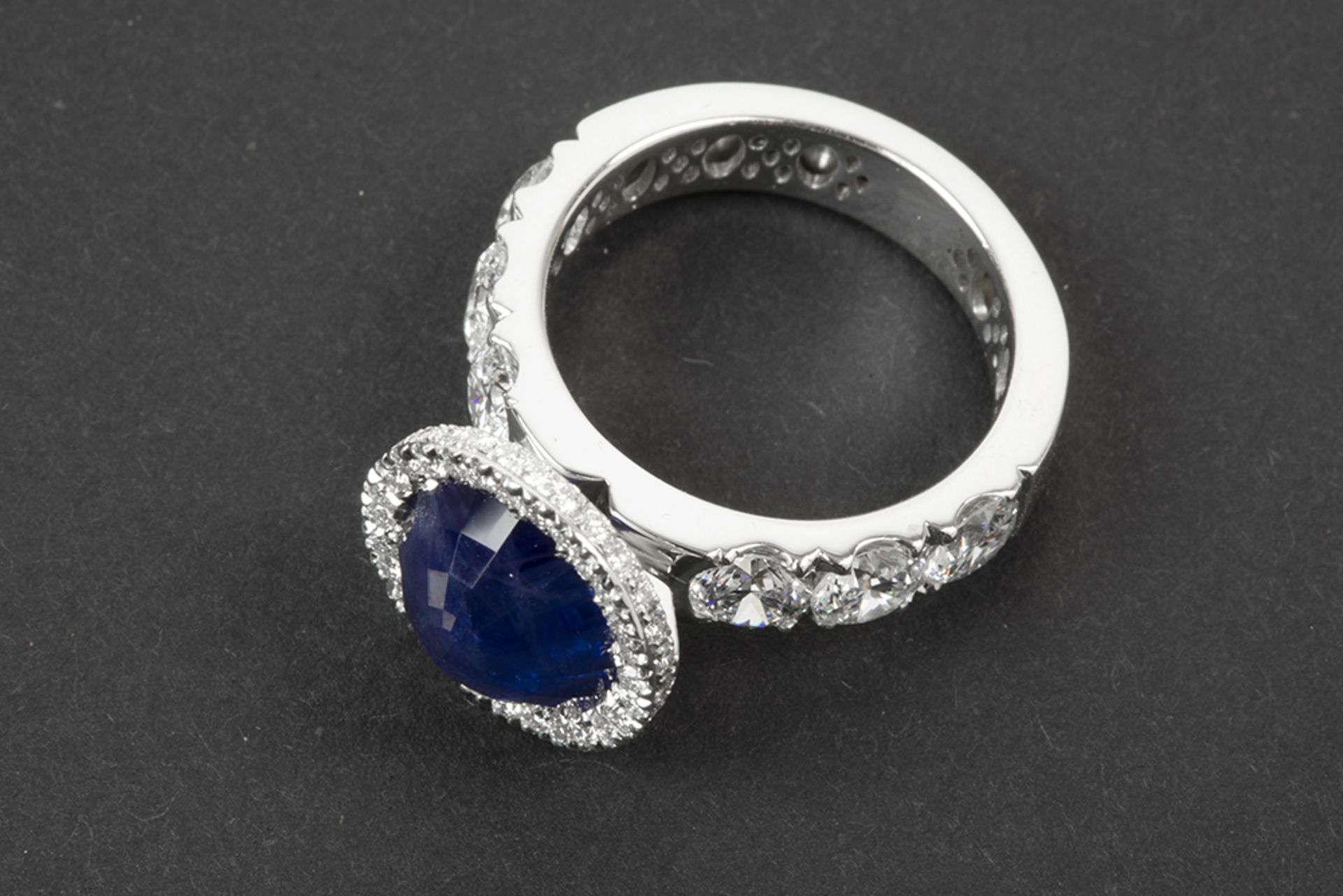 ring in white gold (18 carat) with a ca 4,30 carat Sri Lankan sapphire with special cut and ca 2, - Bild 2 aus 2