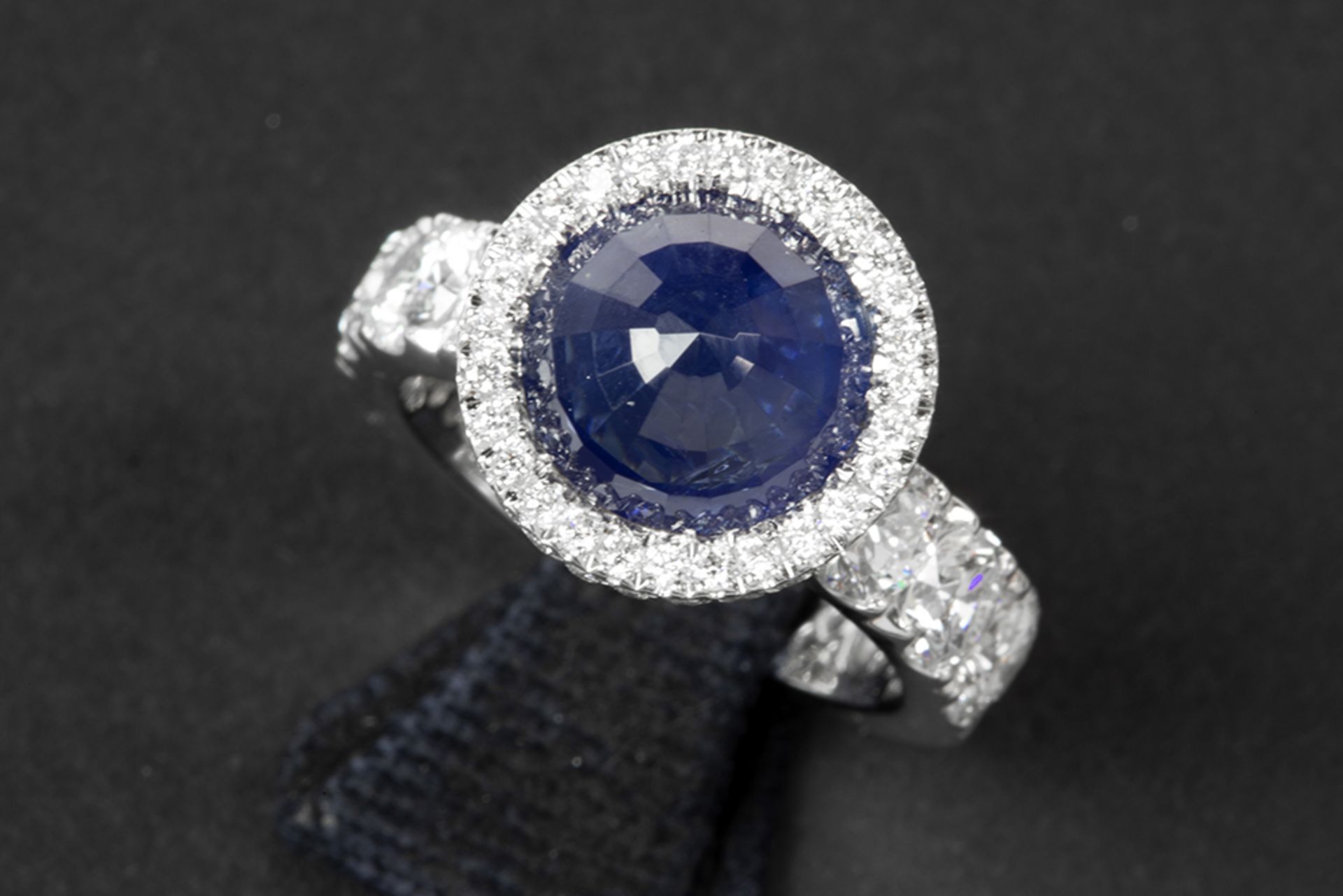 ring in white gold (18 carat) with a ca 4,30 carat Sri Lankan sapphire with special cut and ca 2,