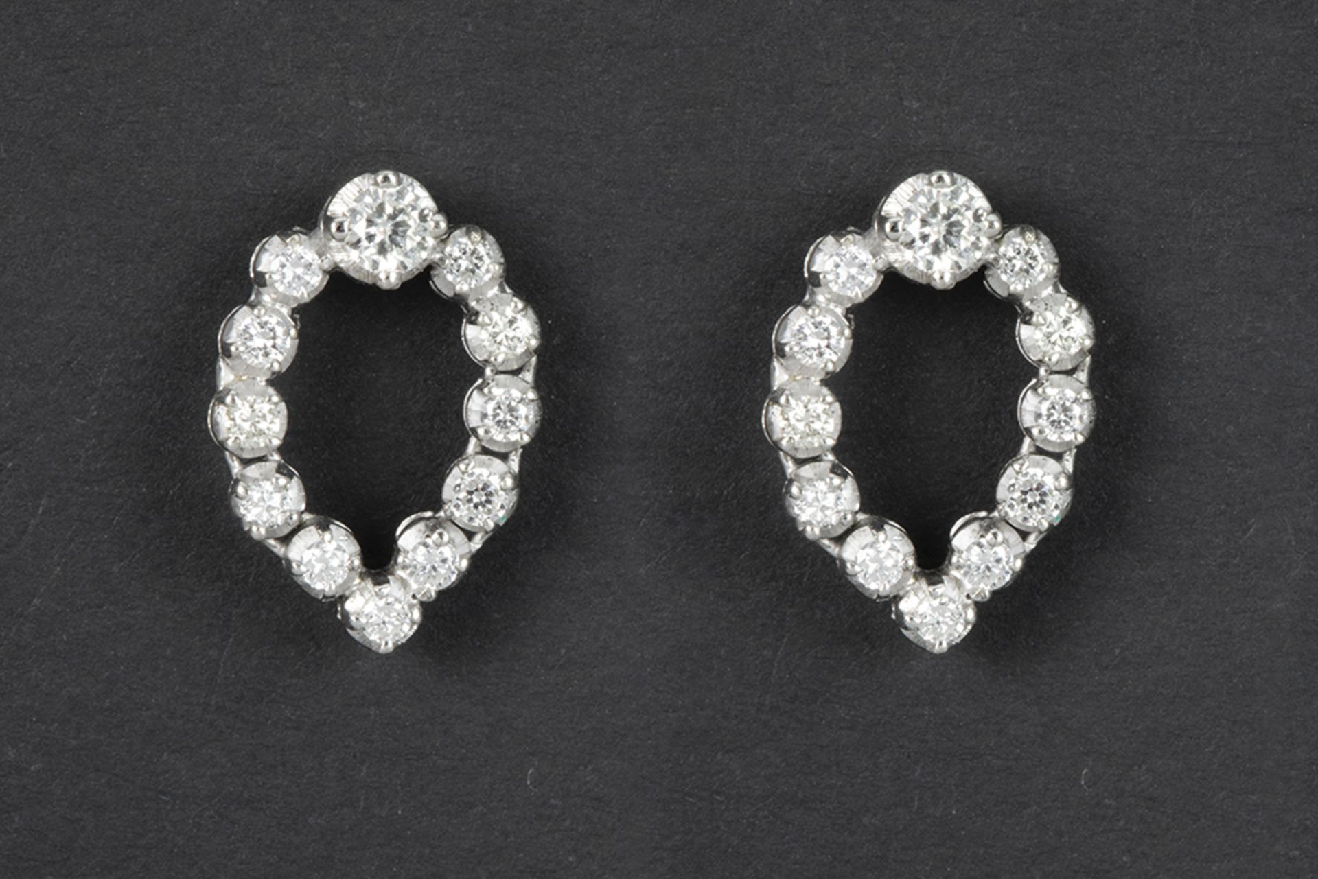 pair of earrings in white gold (18 carat) with ca 0,90 carat of high quality brilliant cut