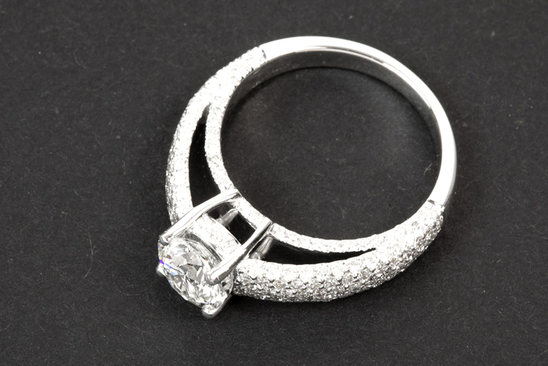 a 1 carat high quality brilliant cut diamond set in a ring in white gold (18 carat) with ca 1,20 - Image 2 of 3