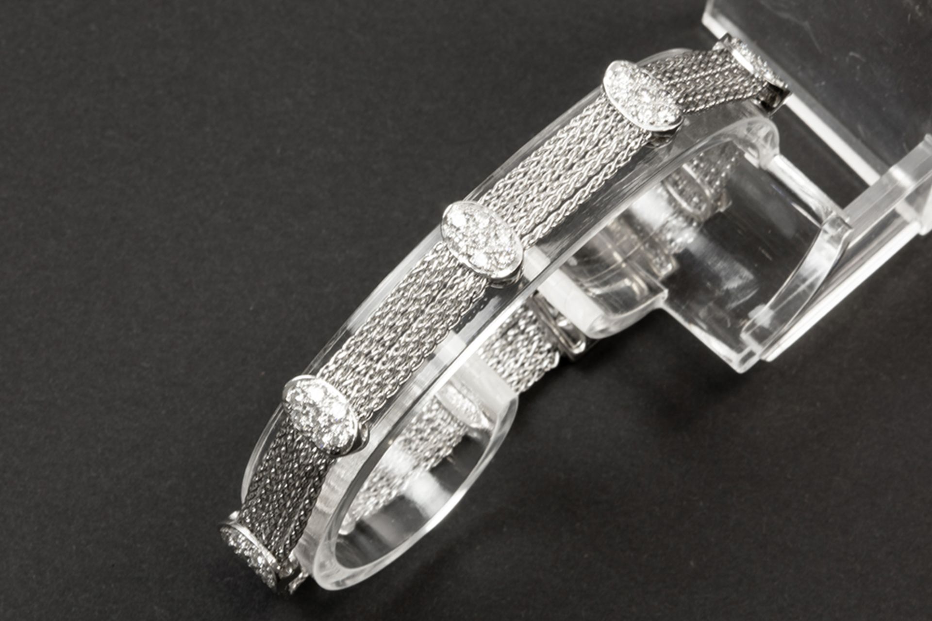 bracelet in white gold (18 carat) with at least 2,10 carat of very high quality brilliant cut