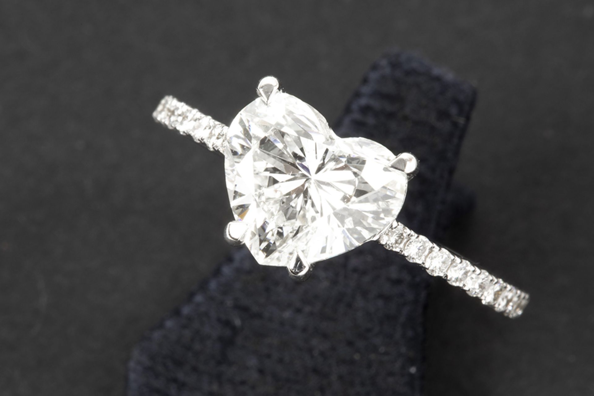 a 2,29 carat quality heartshaped brilliant cut diamond set in a ring in white gold (18 carat) with