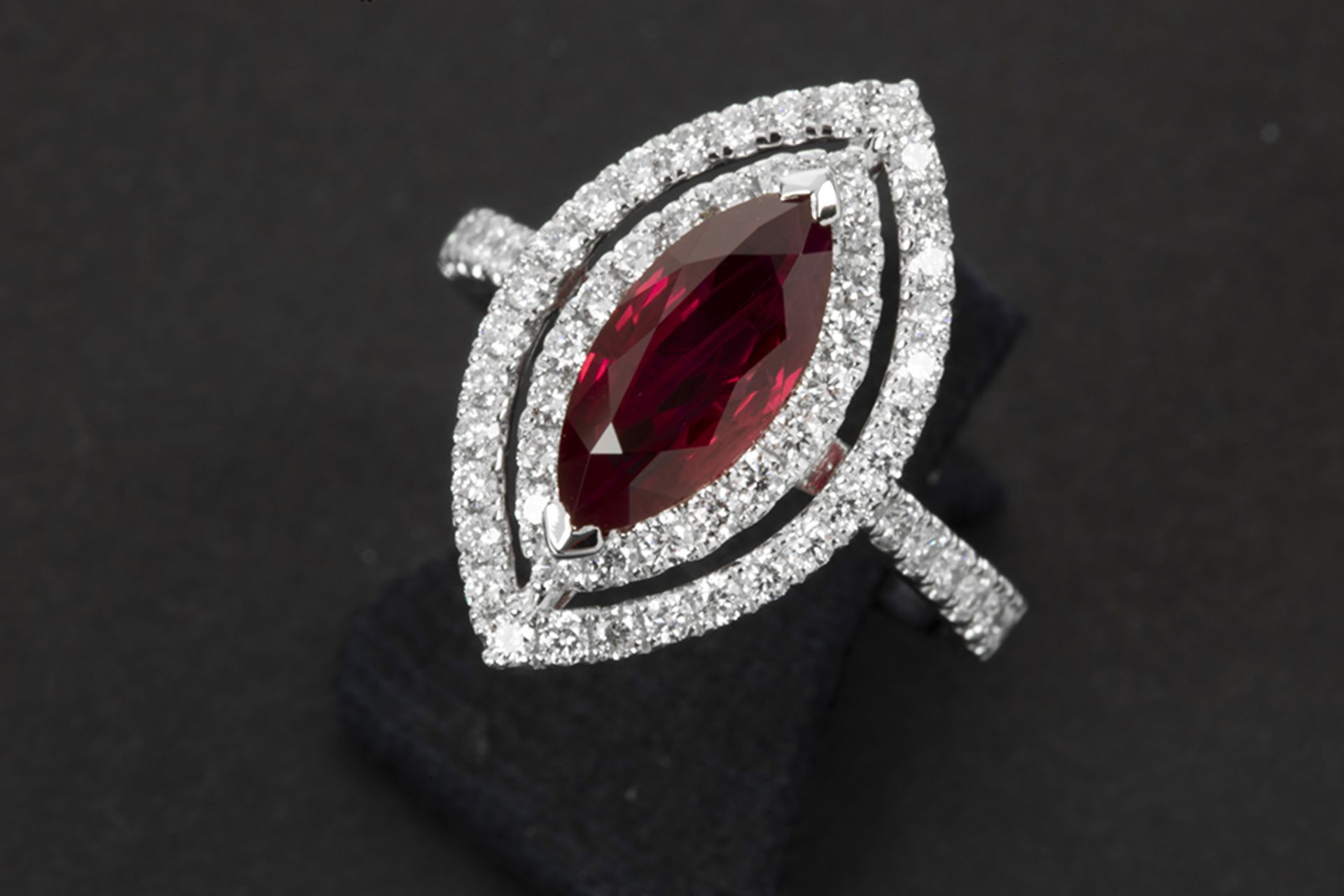 important ring in white gold (18 carat) with a 2,44 carat Burmese ruby with an exceptional color and