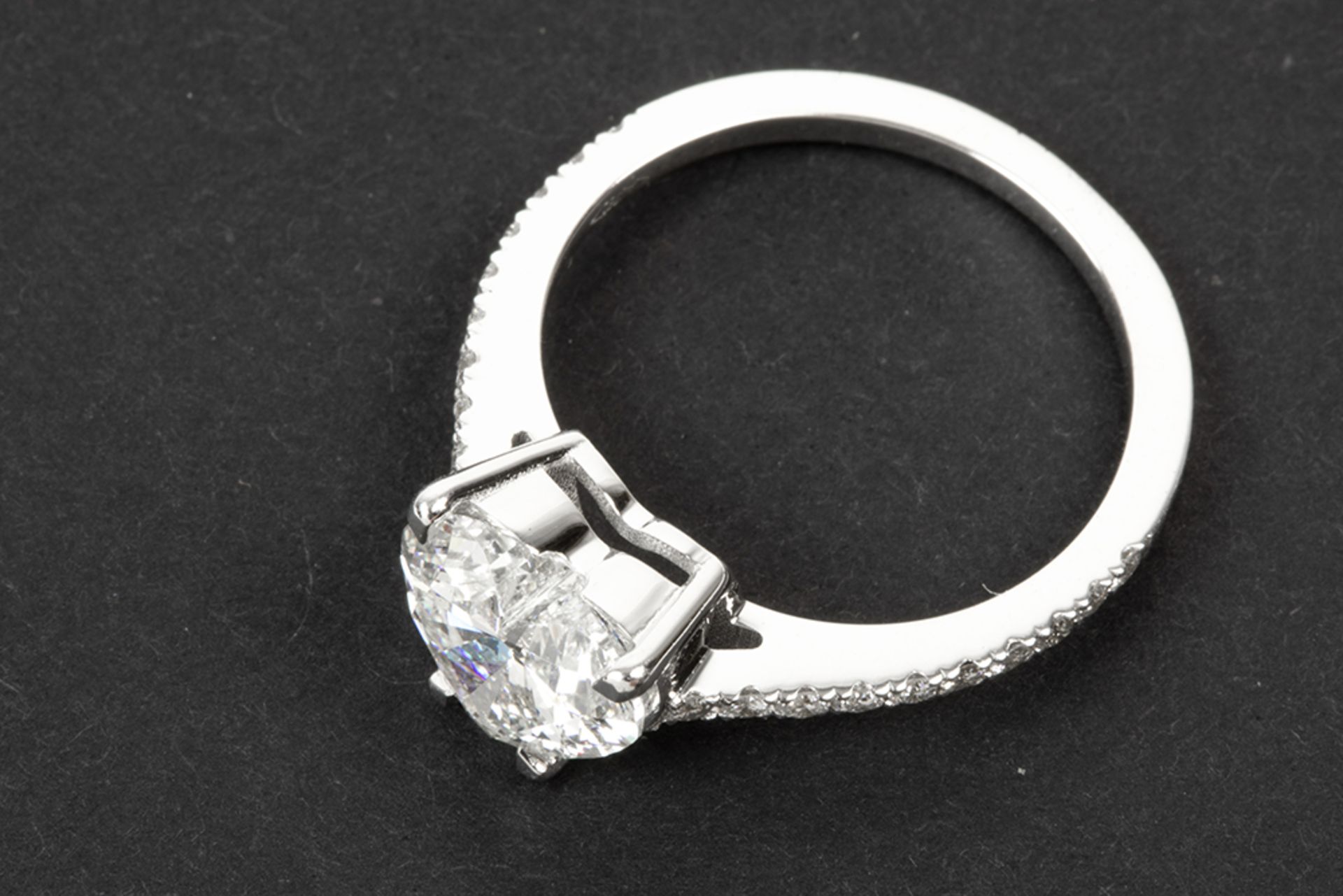 a 2,29 carat quality heartshaped brilliant cut diamond set in a ring in white gold (18 carat) with - Bild 2 aus 3