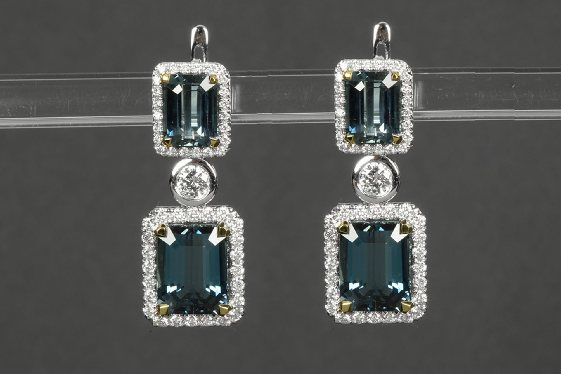 pair of superb and classy earrings in white gold (18 carat) with 13,11 carat of rare "London Blue"