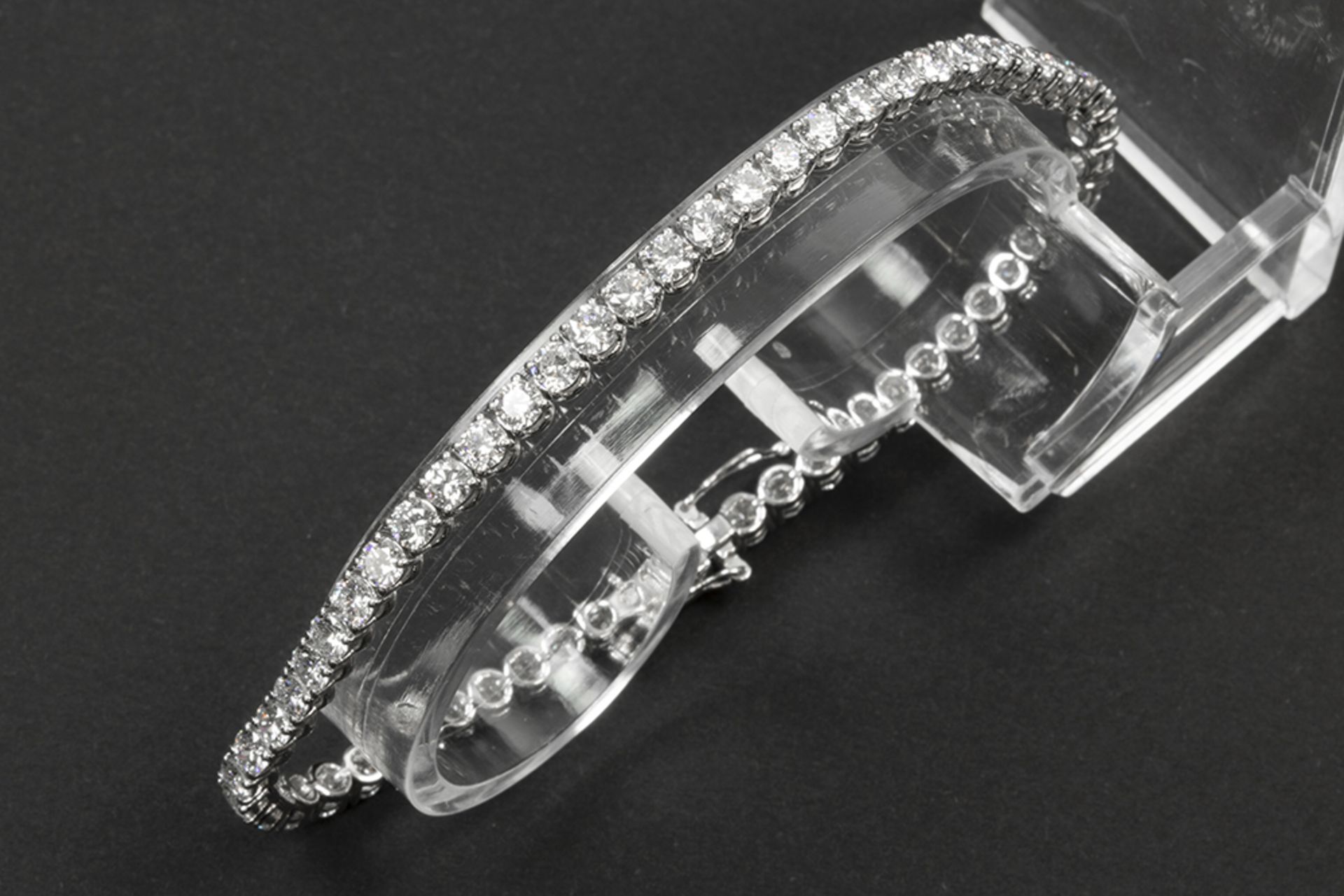 bracelet in white gold (18 carat) with at least 5,60 carat of very high quality brilliant cut - Bild 3 aus 3