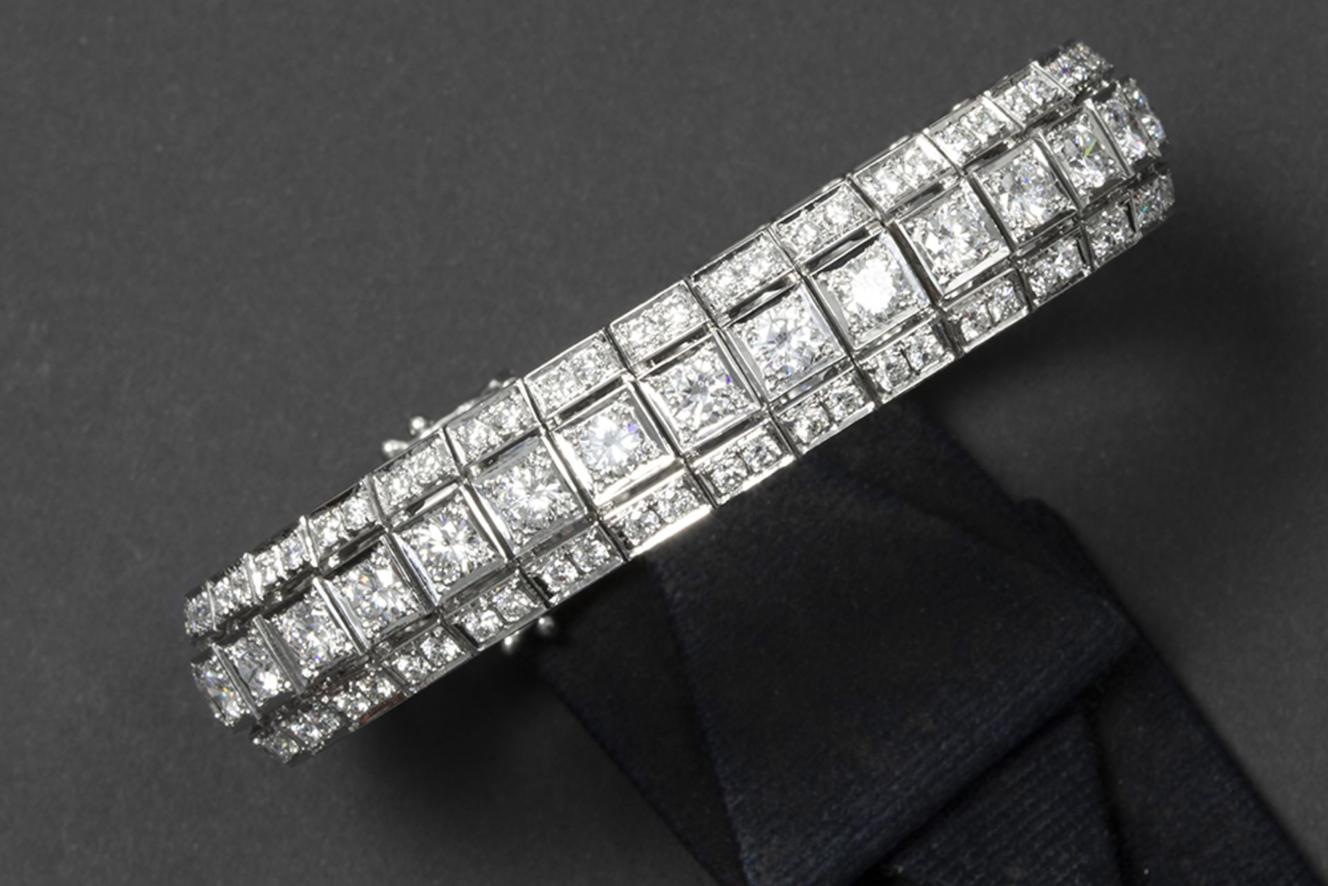 superb bracelet in white gold (18 carat) (52,4 gr !!) with ca 12 carat very high/top quality