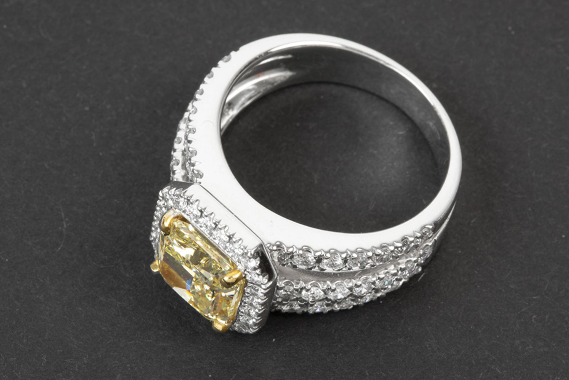 a 2,05 carat natural light yellow high quality brilliant cut diamond set in a ring in white gold (18 - Bild 2 aus 3