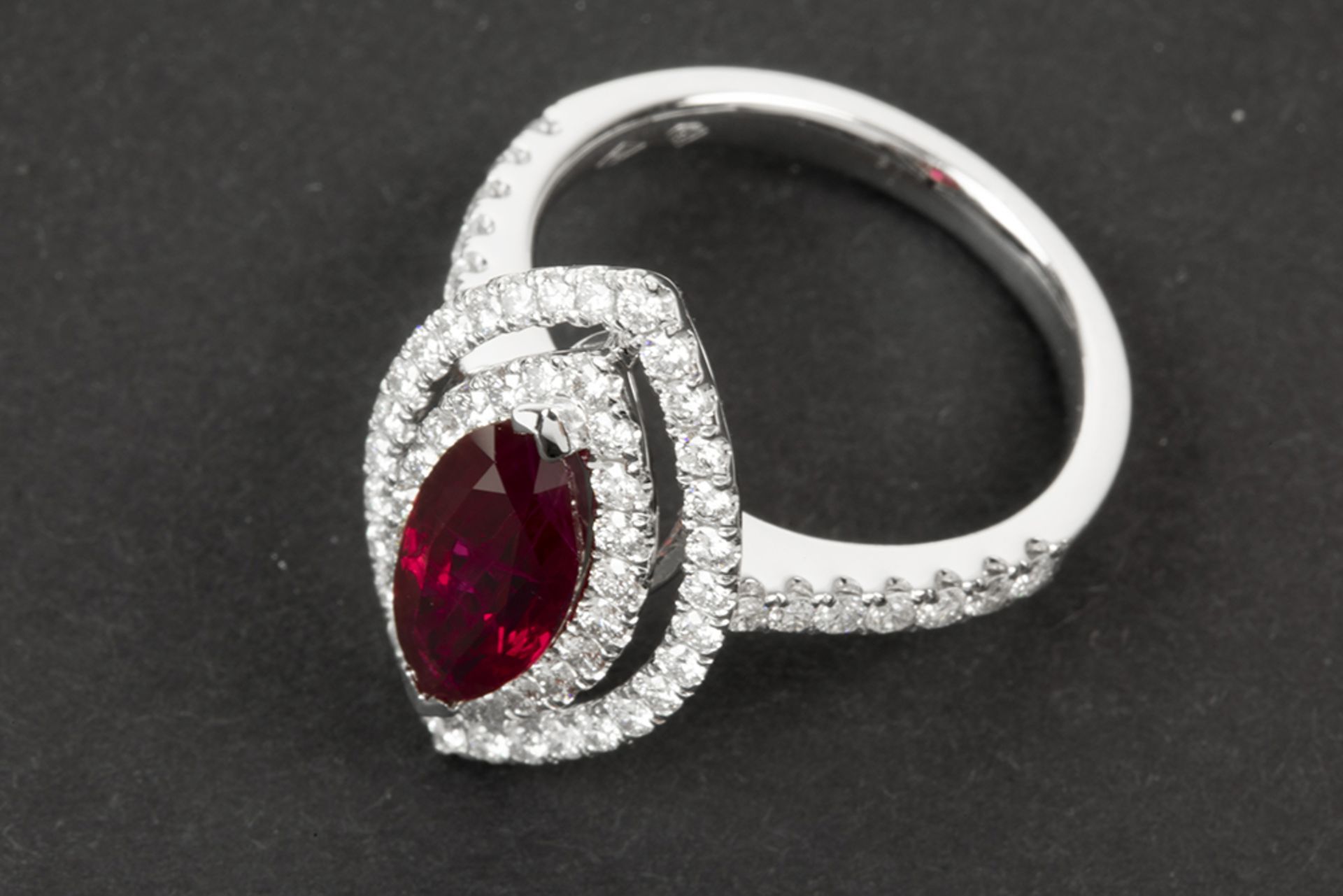 important ring in white gold (18 carat) with a 2,44 carat Burmese ruby with an exceptional color and - Image 2 of 3