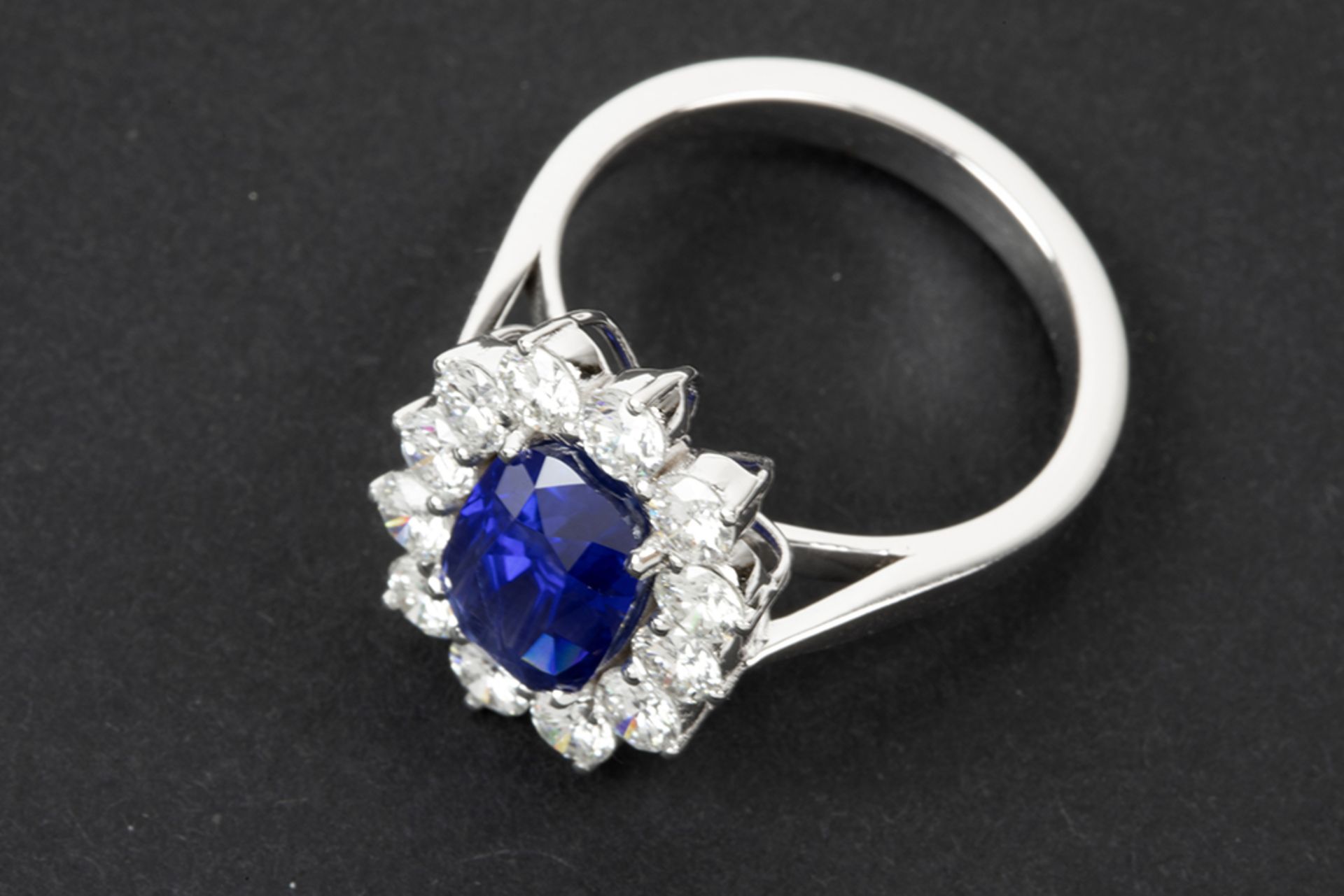 ring in white gold (18 carat) with an oval 4,20 carat non-heated Sri Lankan sapphire surrounded by - Bild 2 aus 2