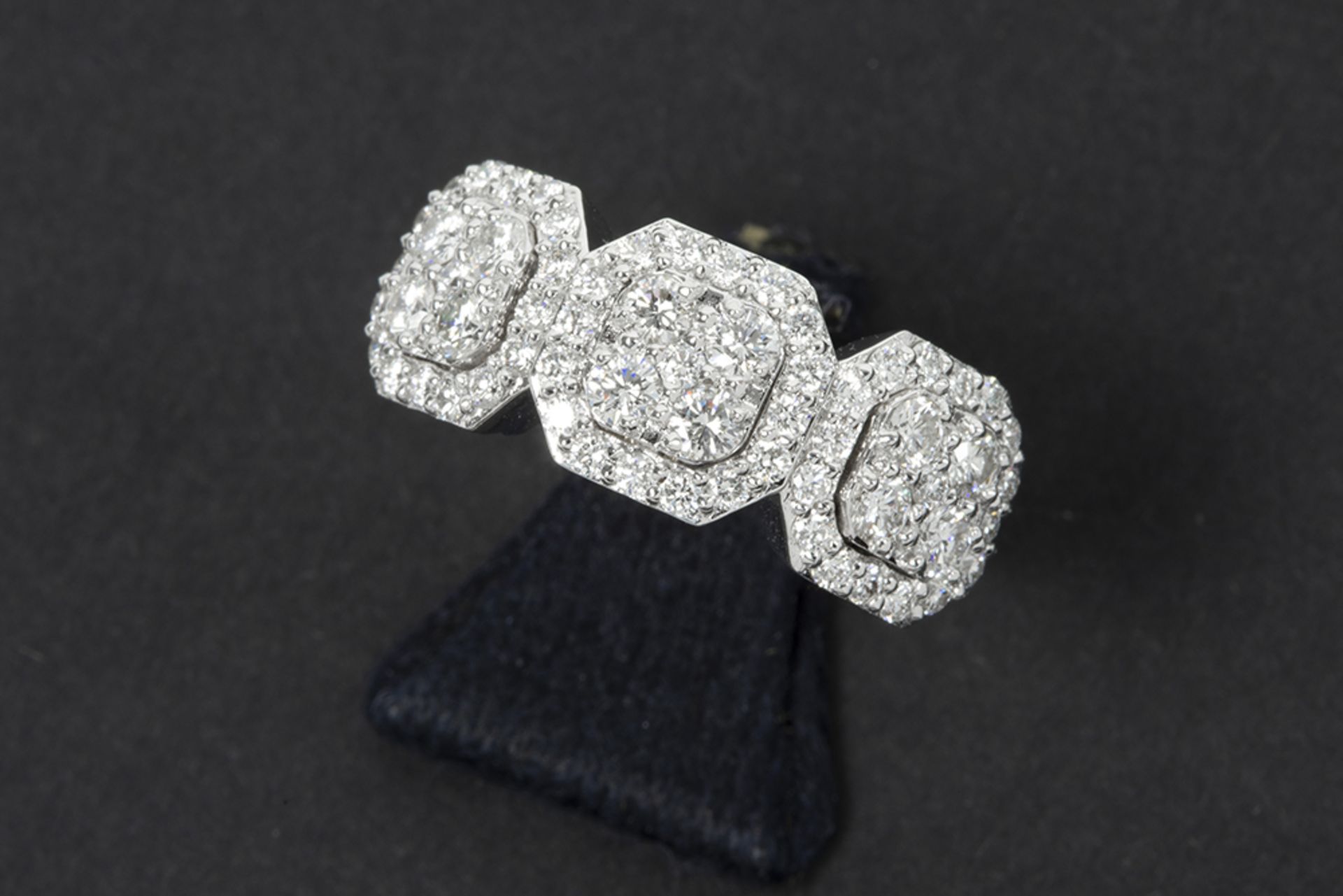 Art Deco style ring in white gold (18 carat) with more then 1,20 carat of high quality brilliant cut