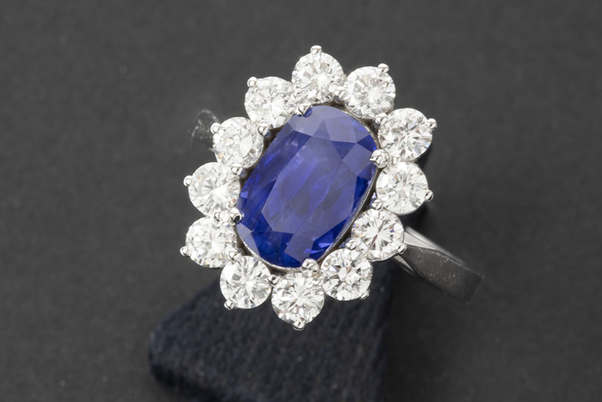 ring in white gold (18 carat) with an oval 4,20 carat non-heated Sri Lankan sapphire surrounded by