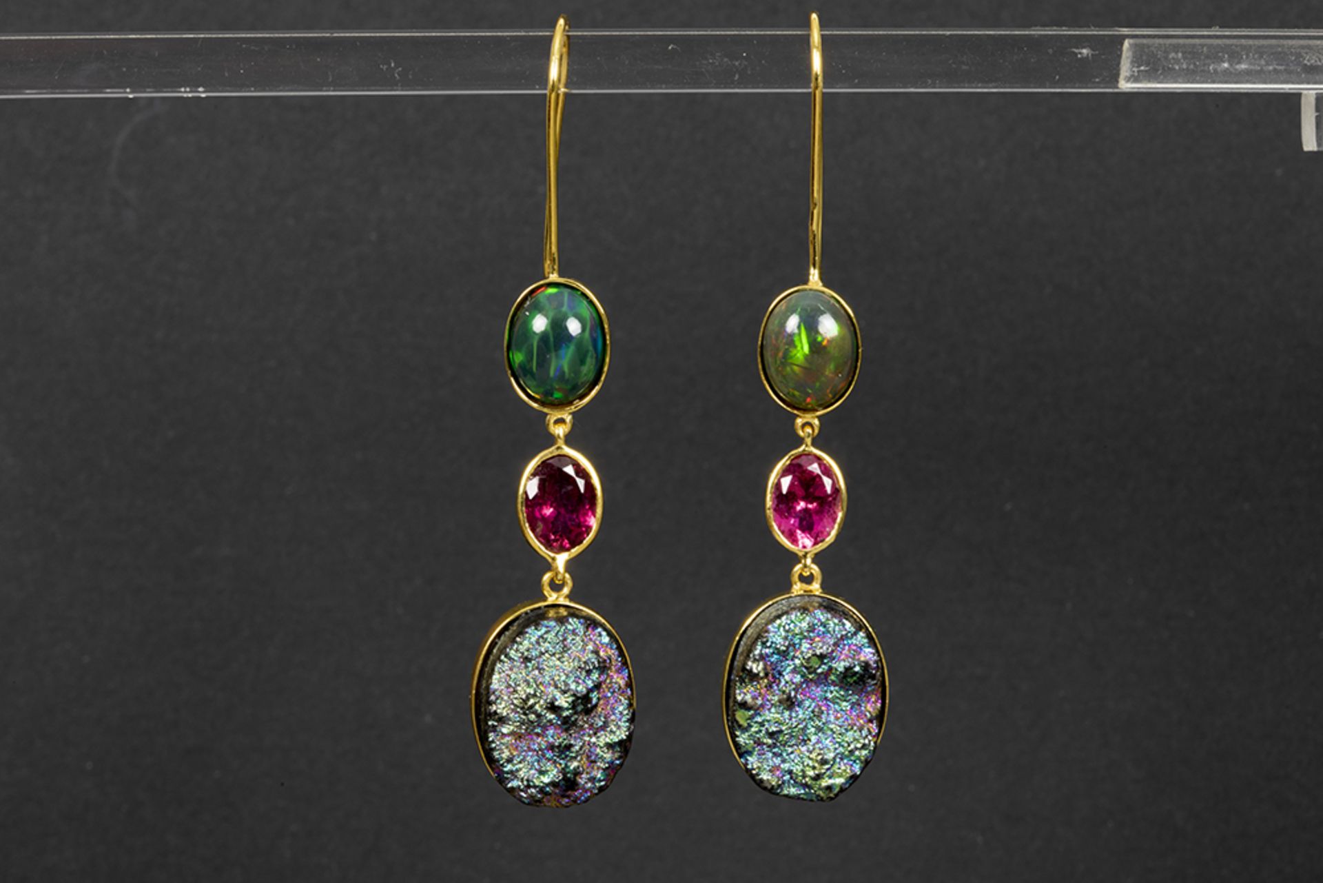 pair of earrings in yellow gold (18 carat) with ca 30 carat of opals and tourmaline || Paar modieuze