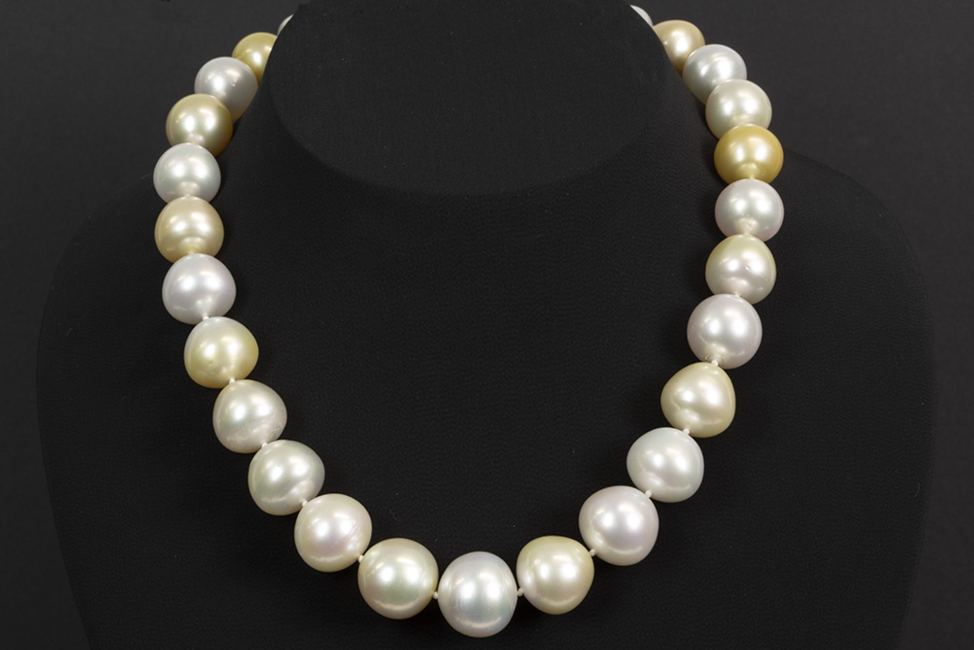 superb and rare necklace with big South Sea pearls and with a in two pearls hidden lock || Superb en