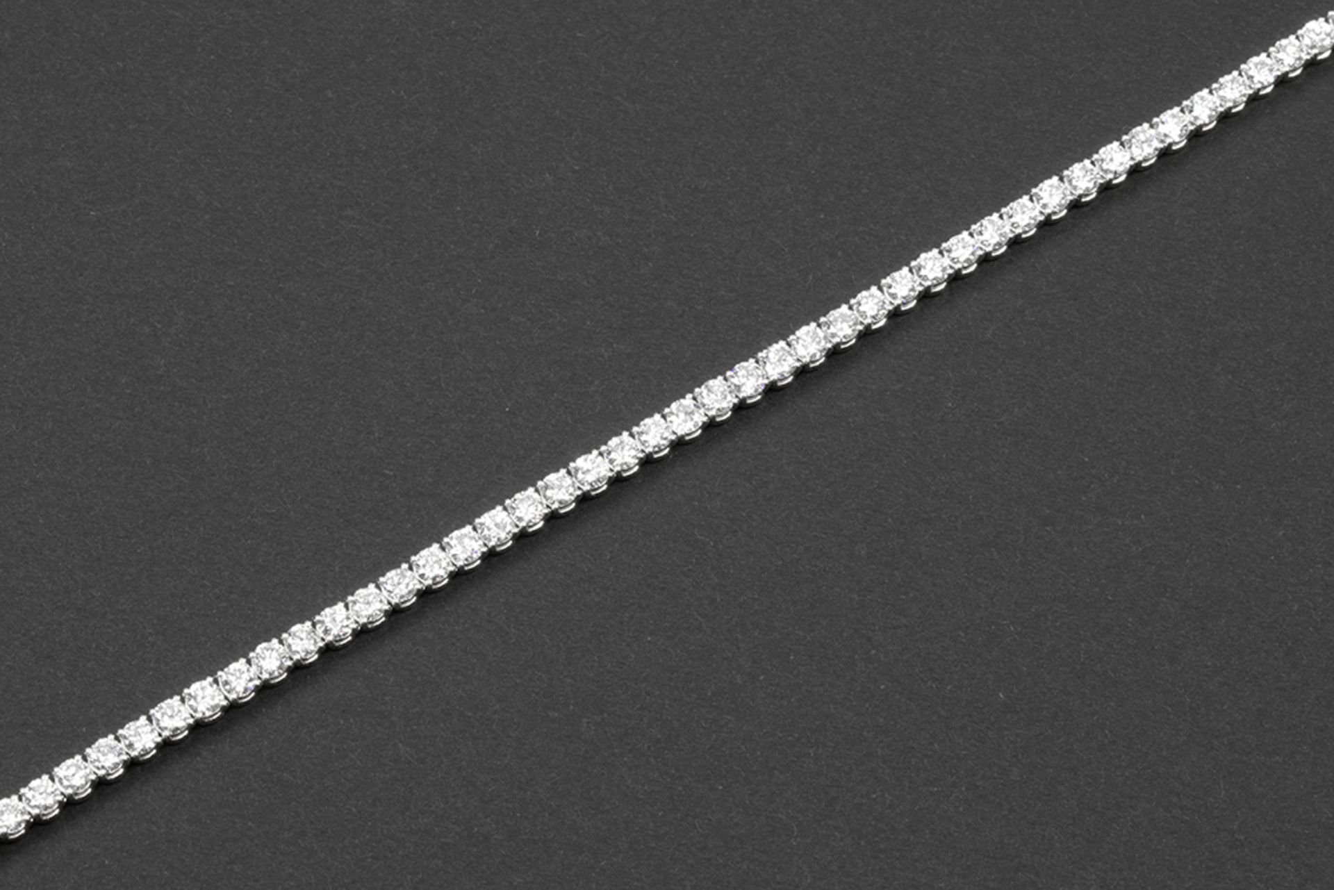 bracelet in white gold (18 carat) with at least 5,60 carat of very high quality brilliant cut