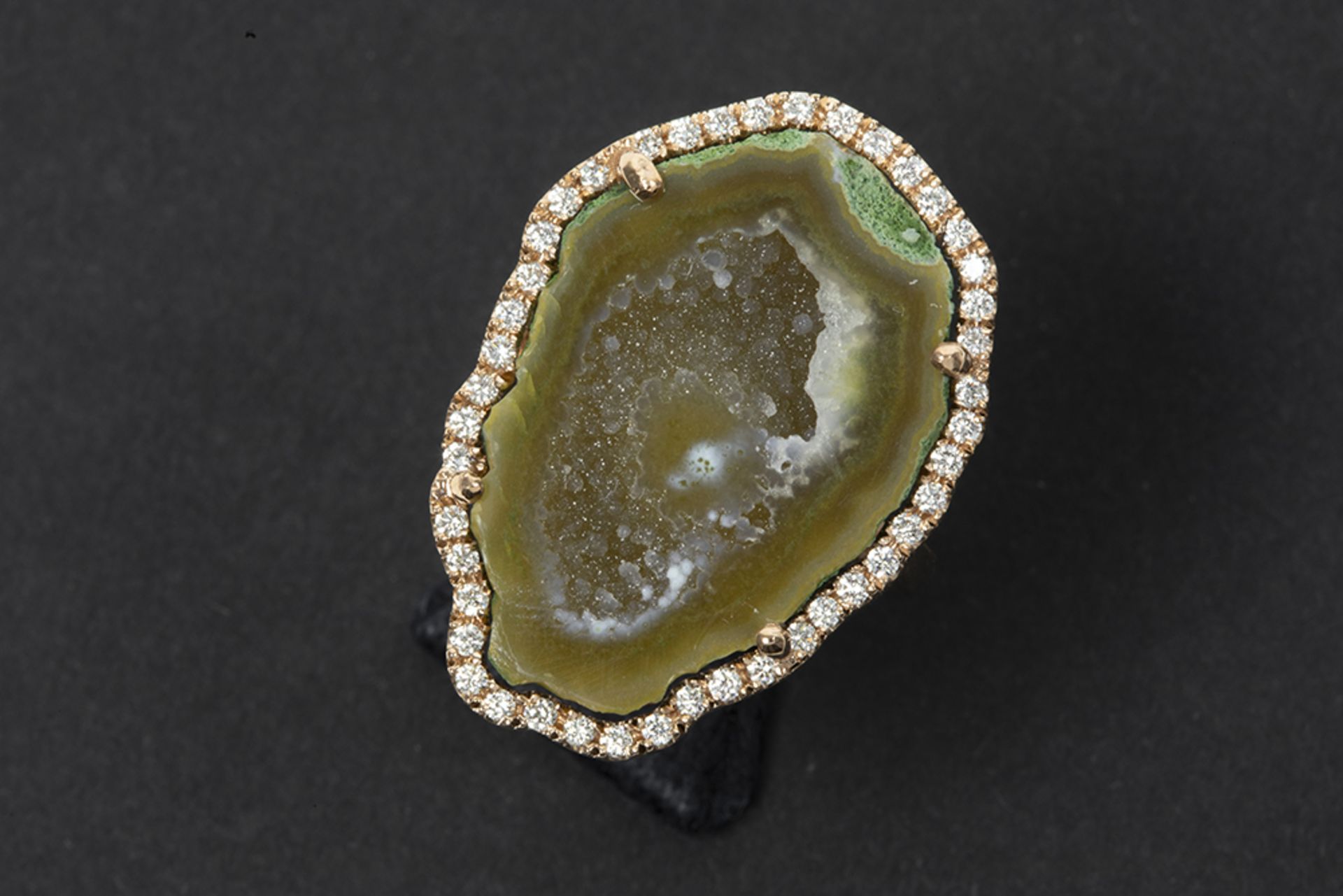 very fashionable ring in pink gold (18 carat) with half an agate geode surrounded by more then 0,