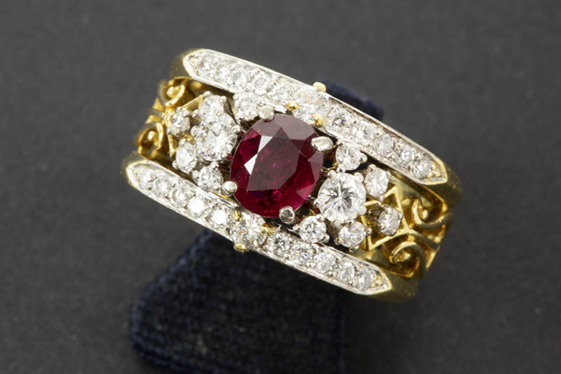 classy ring in yellow gold (18 carat) with ca ca 2 carat Siamese ruby and ca 1,10 carat of very high