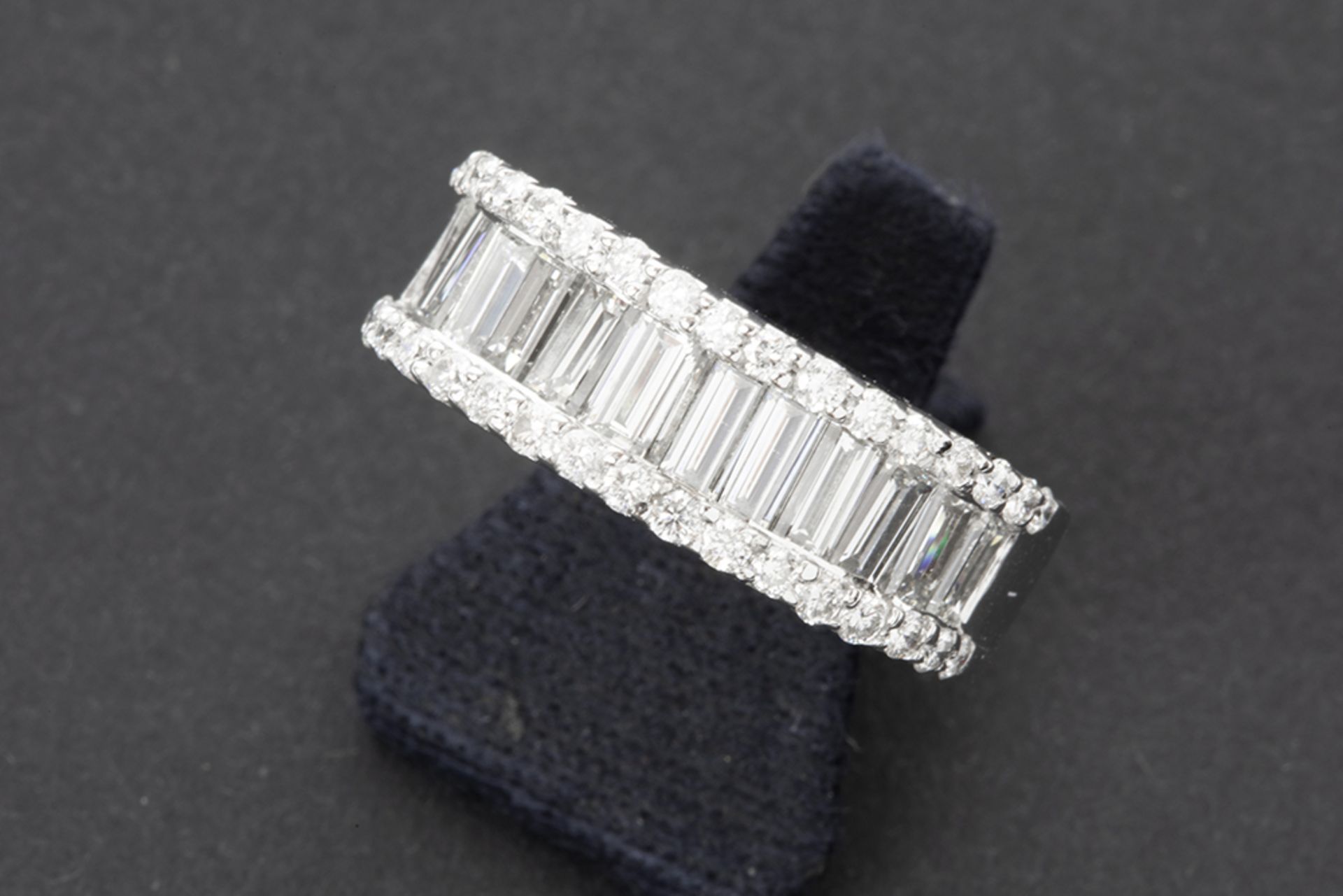 classy ring in white gold (18 carat) with ca 1,60 carat of high quality baguette and brilliant cut