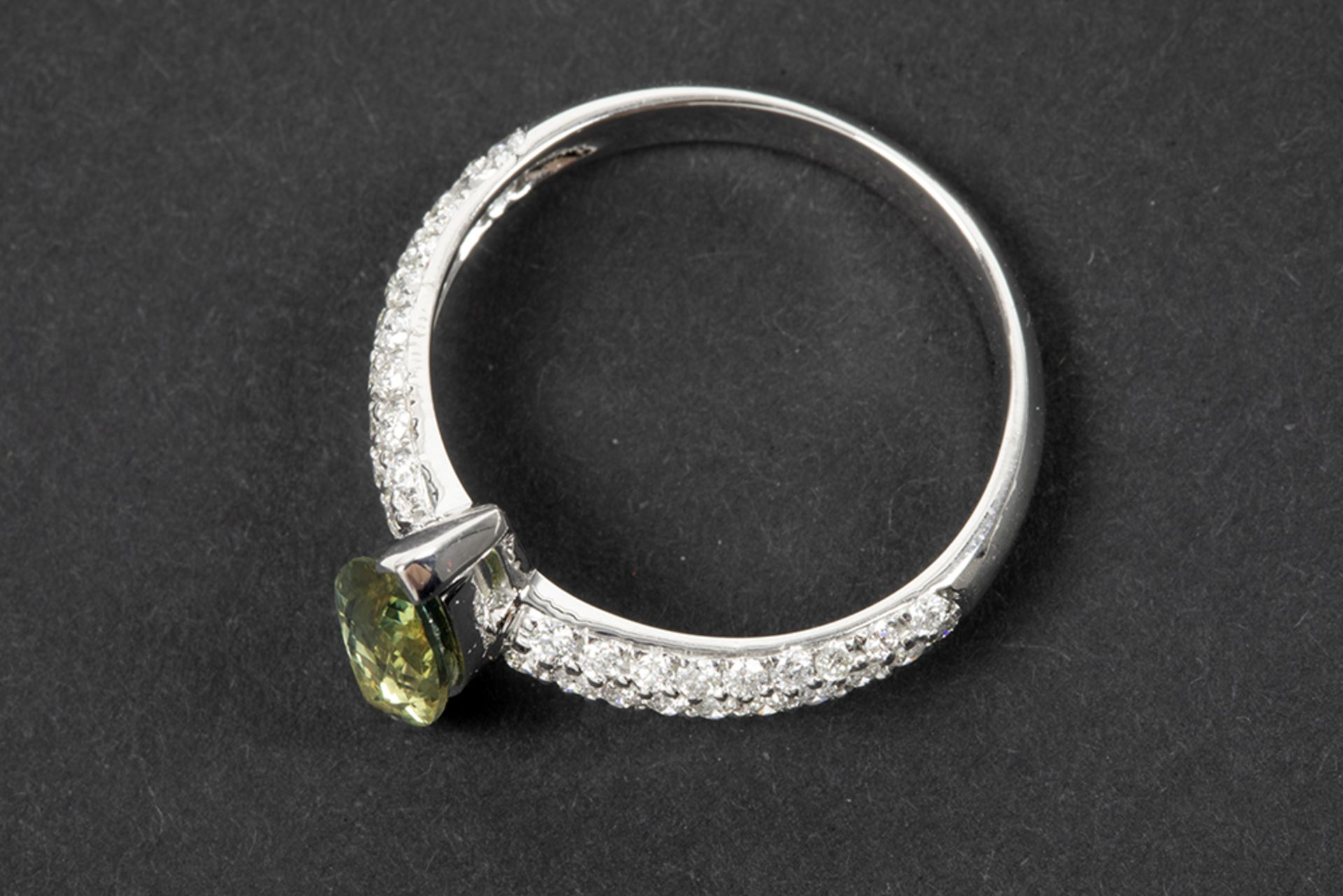 ring in white gold (18 carat) with a 1,35 carat sapphire with quite rare green color and ca 0,70 - Image 2 of 2