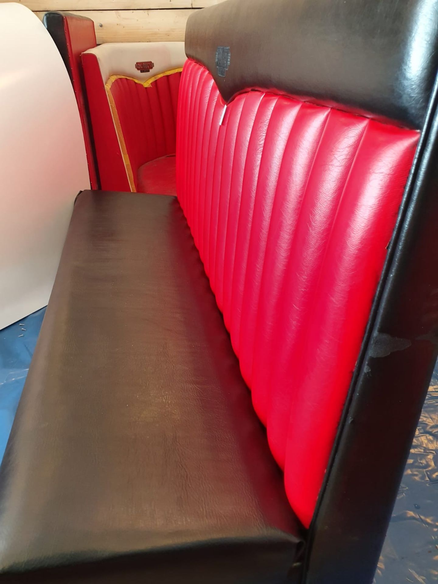 ORIGIONAL BIG MOE,S DINER RESTAURANT AMERICAN DINER BOOTH SEAT READ DESCRIPTION NO RESERVE - Image 2 of 4