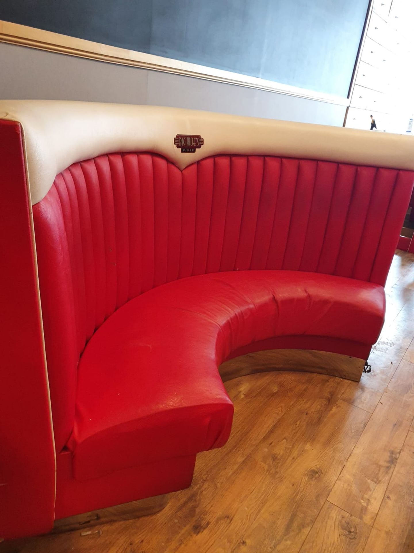 ORIGIONAL BIG MOE,S DINER RESTAURANT AMERICAN DINER CORNER BOOTH SEAT READ DESCRIPTION NO RESERVE - Image 2 of 3