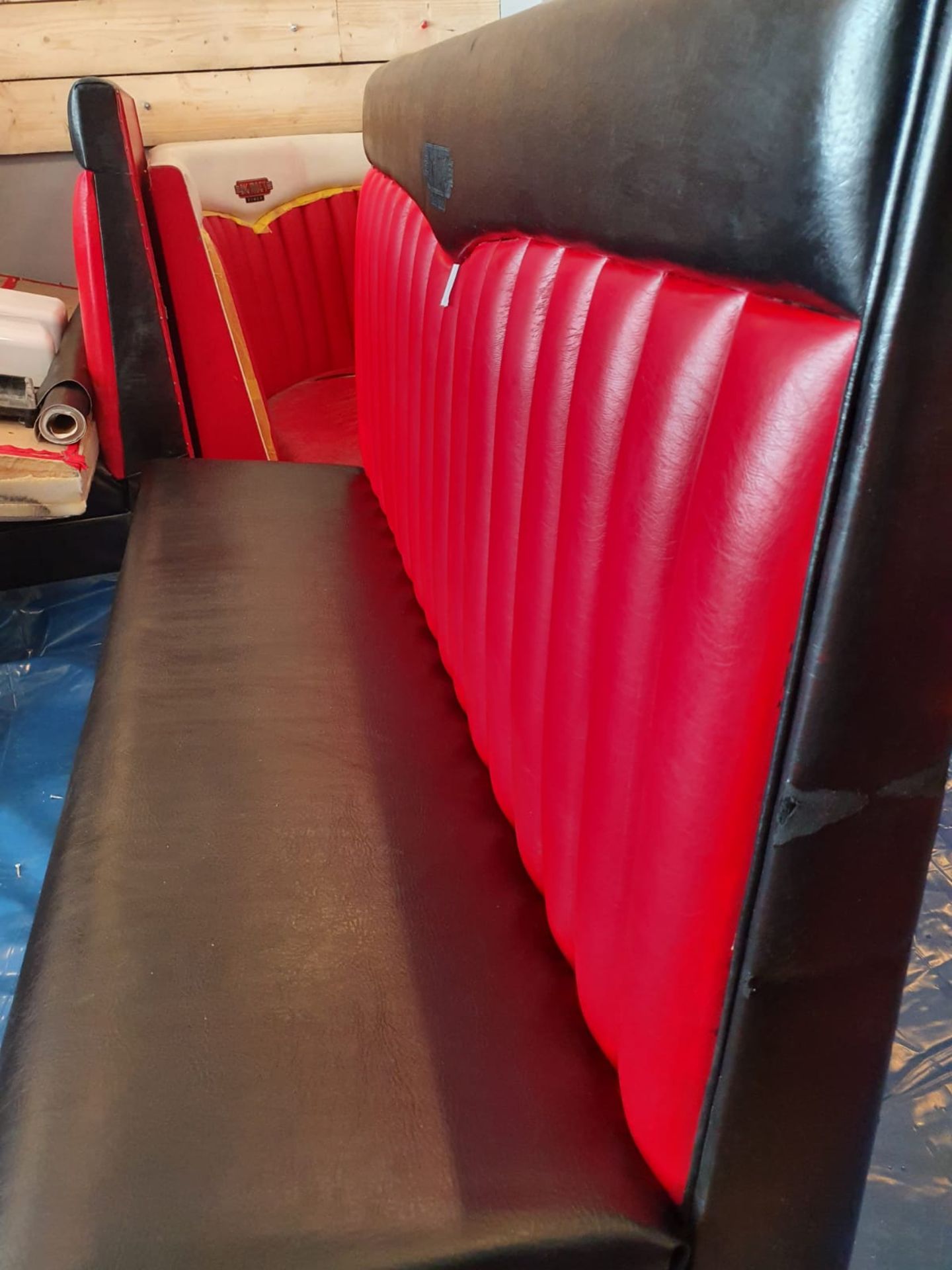 ORIGIONAL BIG MOE,S DINER RESTAURANT AMERICAN DINER BOOTH SEAT READ DESCRIPTION NO RESERVE - Image 2 of 4