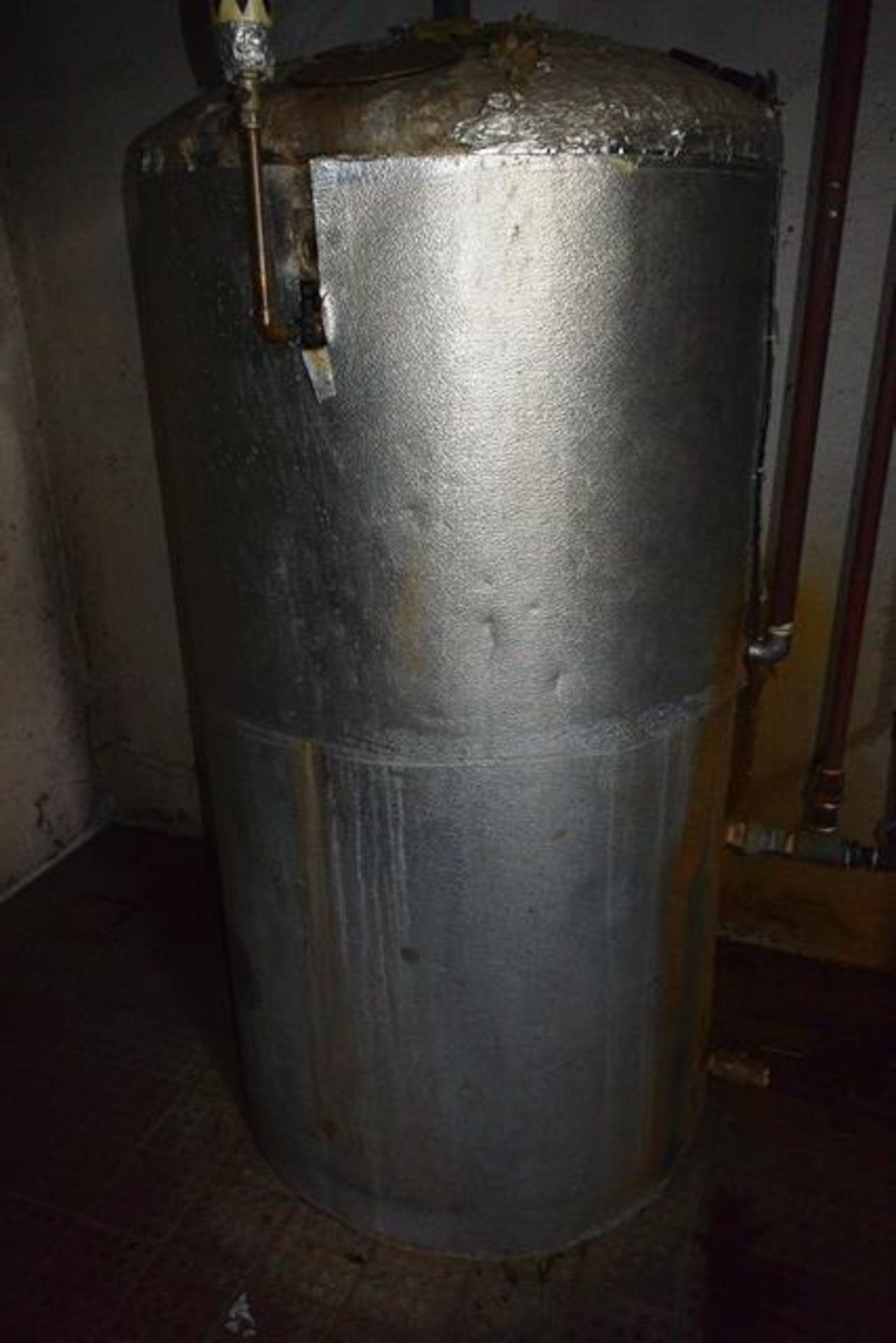 Vertical hot water storage tank, approx height: 1700mm, approx dia 900mm, excludes Grundfos pump and