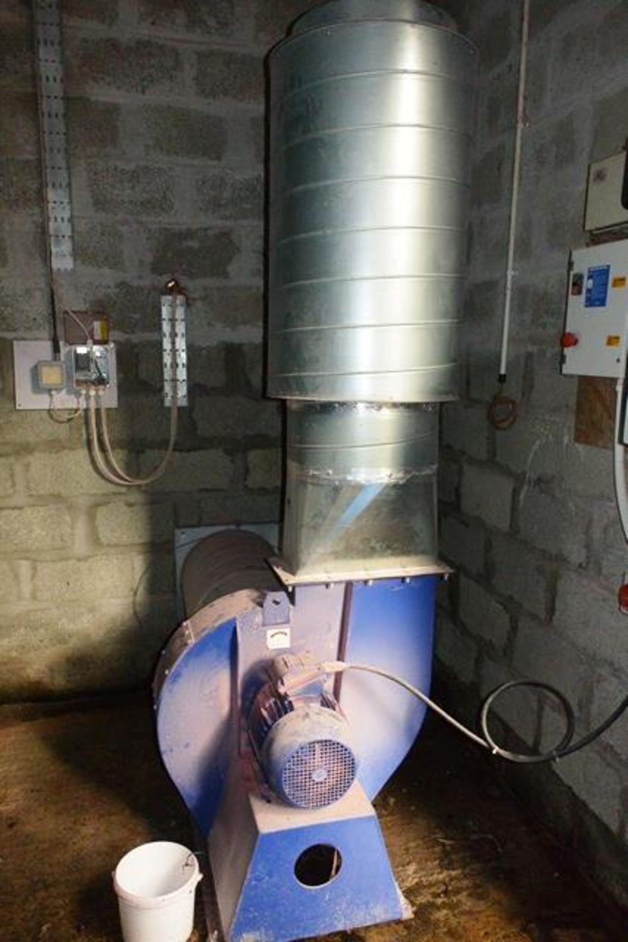 Galvanised steel 6 sock/bag extraction unit, with Cyclone fan unit, silo approx 5m x 1.2m x 1.2m ( - Image 2 of 2