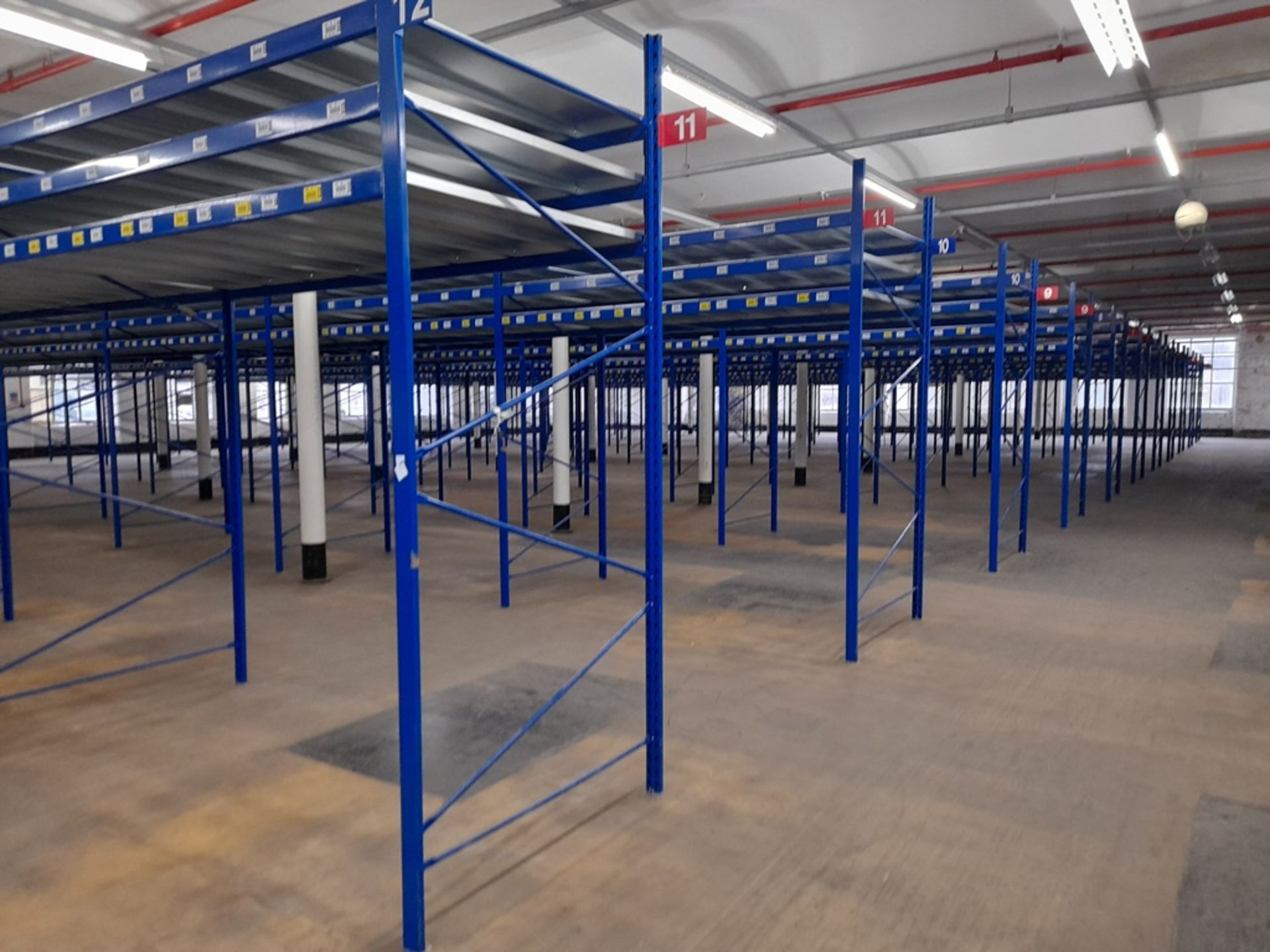 Static pallet racking - 193 bays, each with 3 pairs of beams and 24 metal shelf partitions(Beam - Image 9 of 13