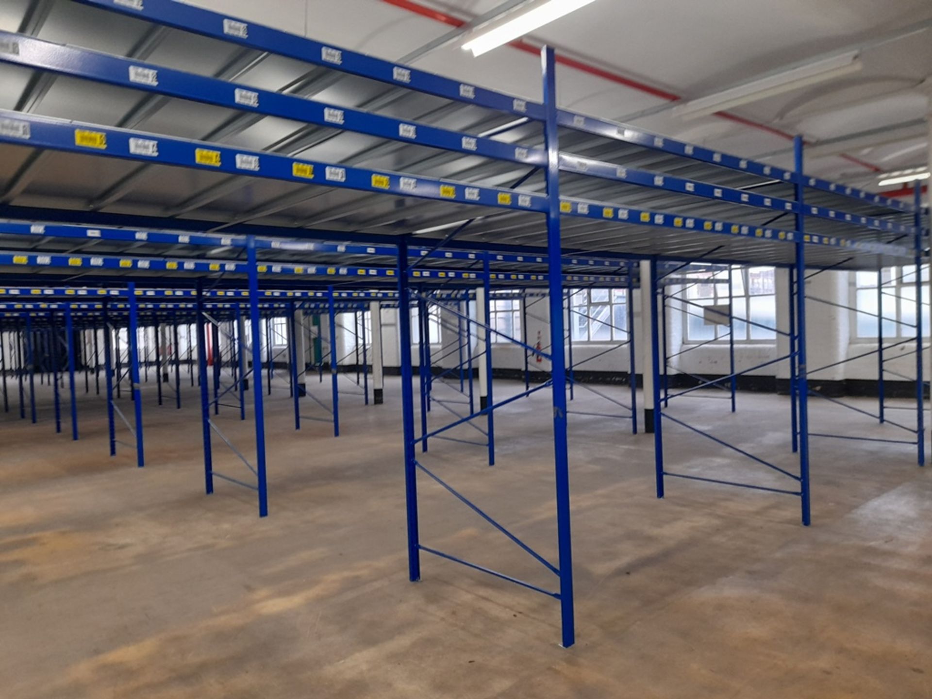 Static pallet racking - 193 bays, each with 3 pairs of beams and 24 metal shelf partitions(Beam - Image 8 of 13