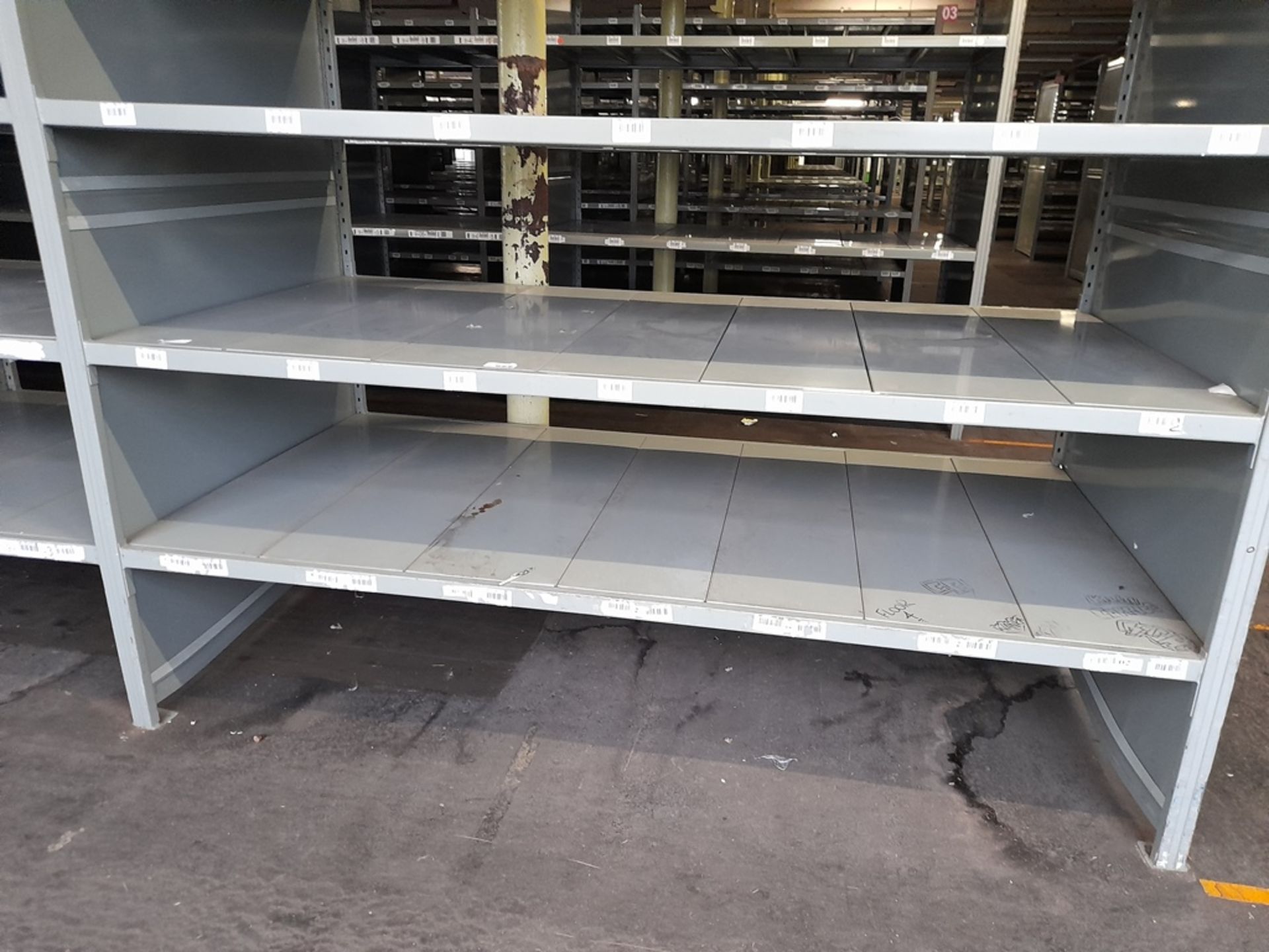 Heavy duty metal storage shelving - 144 bays, each with 5 pairs of beams and 35 metal shelf - Image 5 of 5