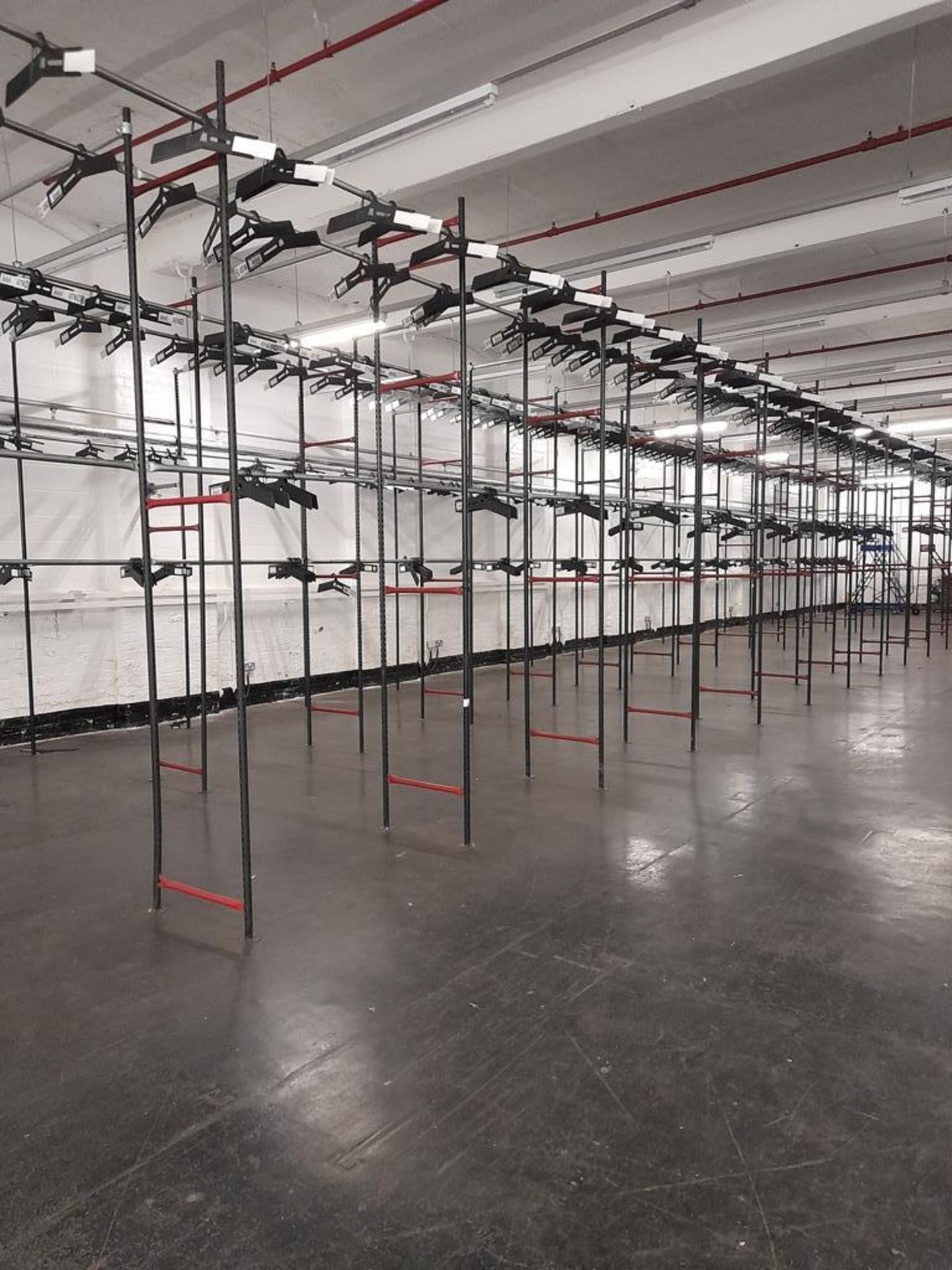 Garment hanging storage system - 60 bays, each with 2 pairs of rails (Rail width 6300mm x width - Image 3 of 7