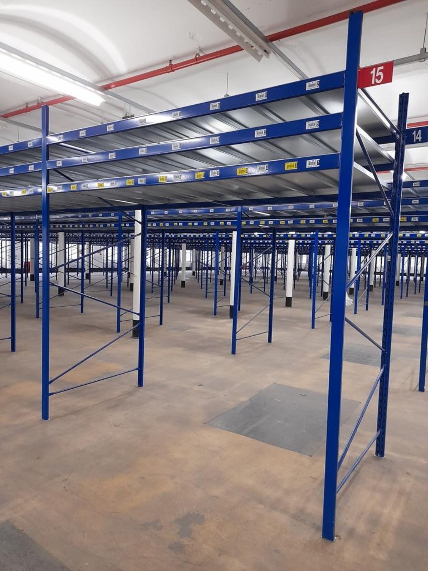 Static pallet racking - 193 bays, each with 3 pairs of beams and 24 metal shelf partitions(Beam - Image 3 of 13