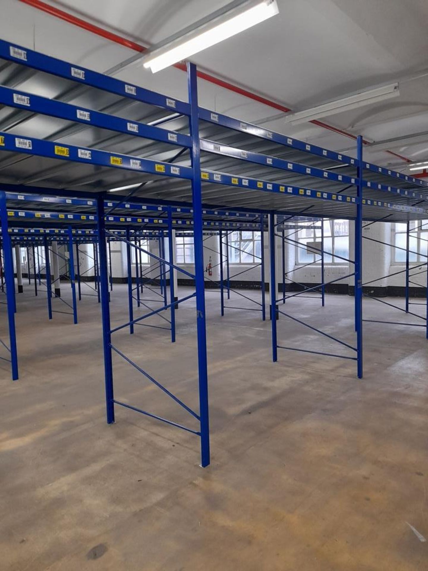 Static pallet racking - 193 bays, each with 3 pairs of beams and 24 metal shelf partitions(Beam - Image 7 of 13
