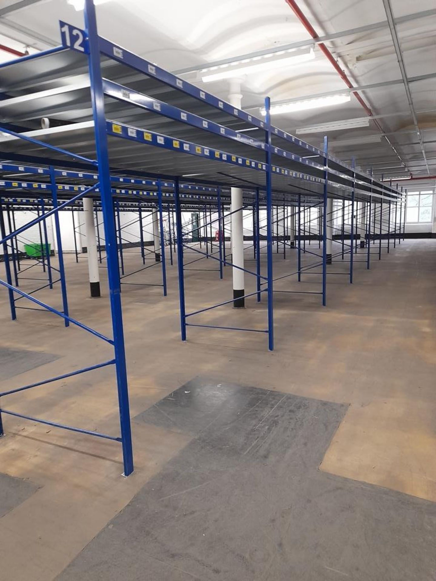 Static pallet racking - 193 bays, each with 3 pairs of beams and 24 metal shelf partitions(Beam - Image 10 of 13