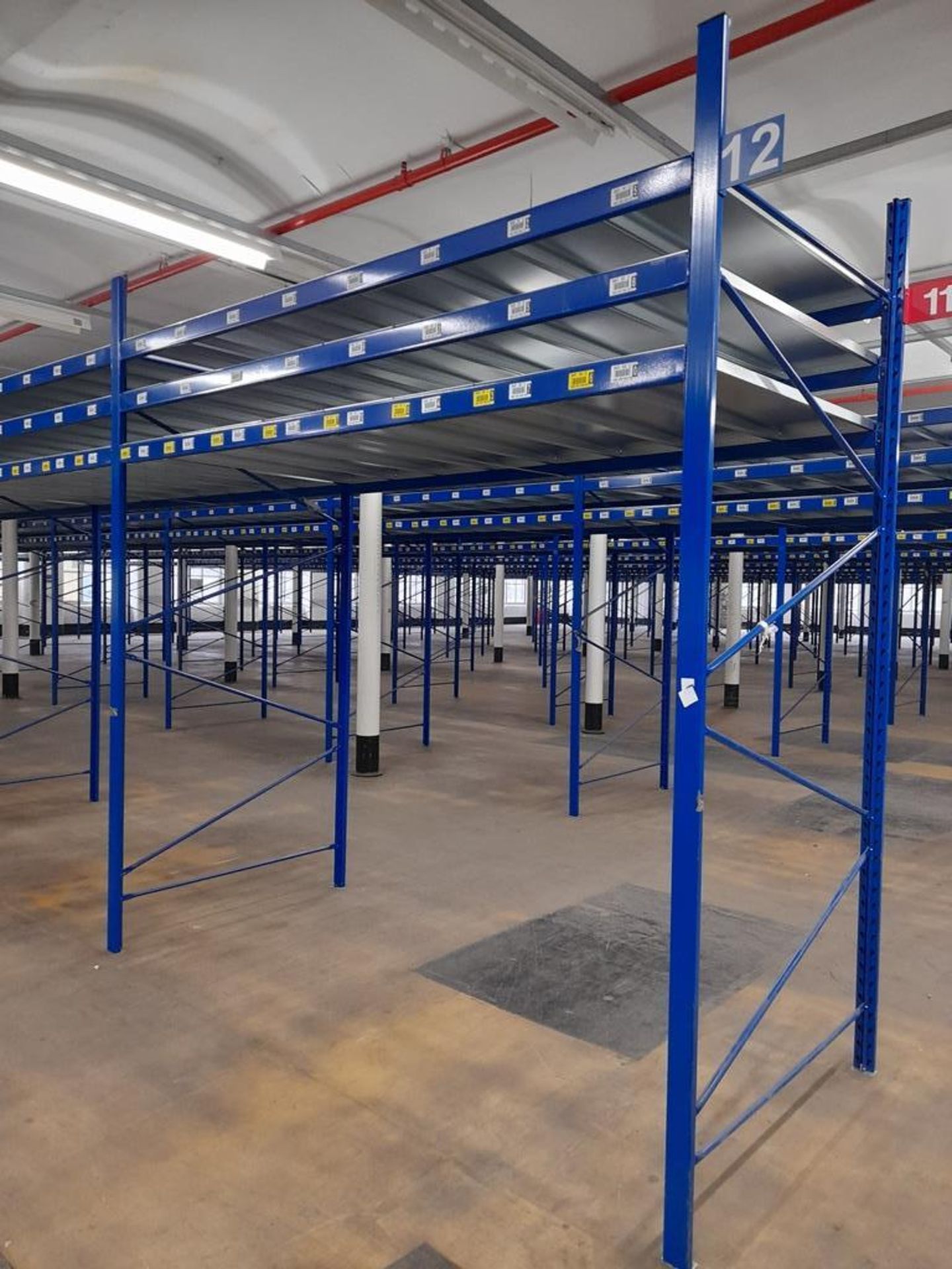 Static pallet racking - 193 bays, each with 3 pairs of beams and 24 metal shelf partitions(Beam