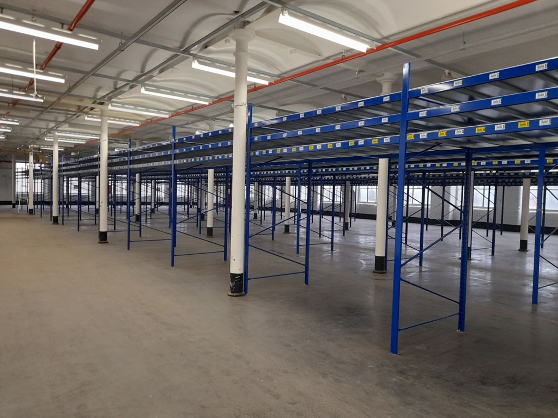 Static pallet racking - 65 bays, each with 3 pairs of beams and 24 metal shelf partitions(Beam width