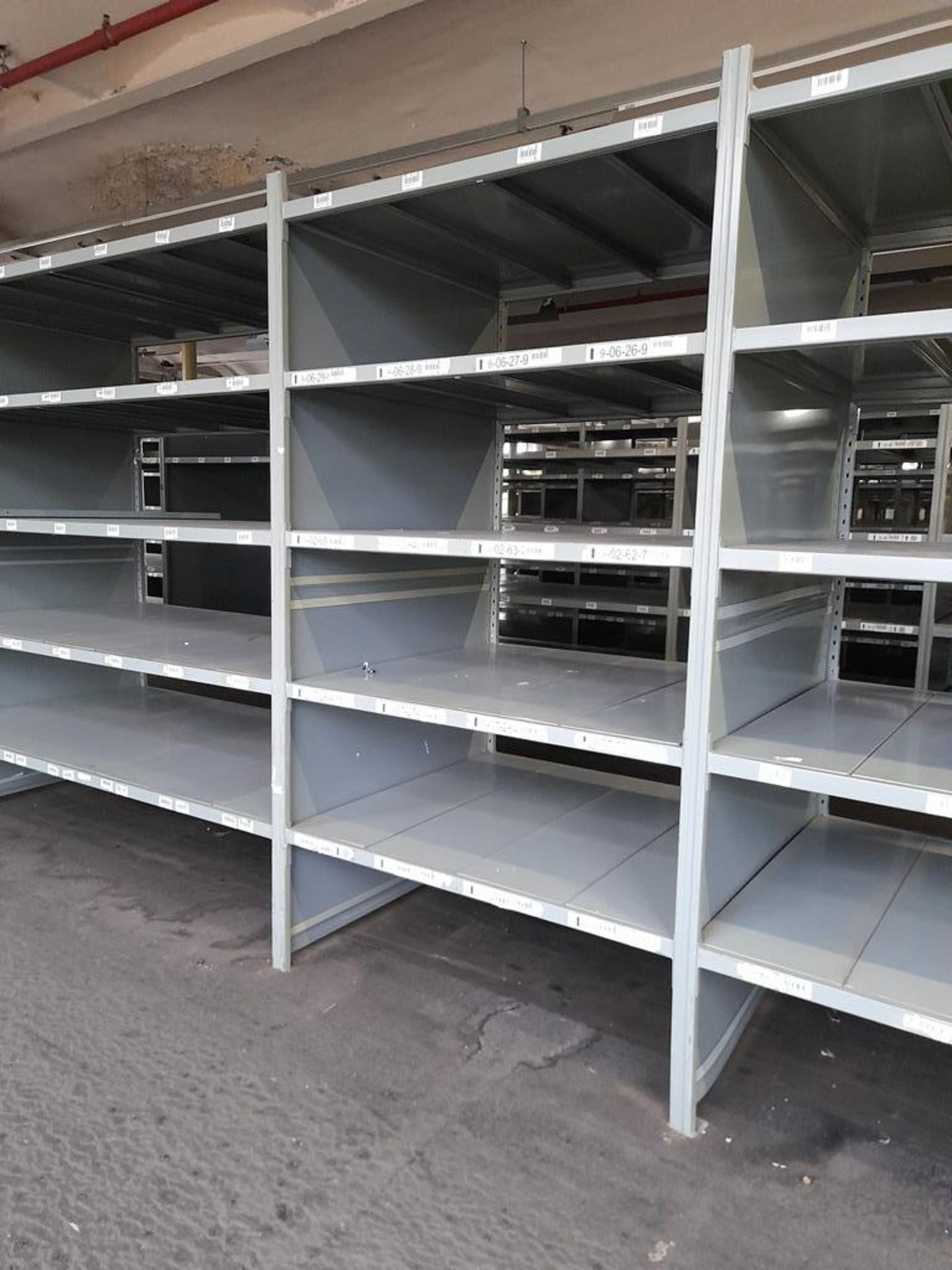 Heavy duty metal storage shelving - 78 bays, each with 5 pairs of beams and 35 metal shelf - Image 5 of 7