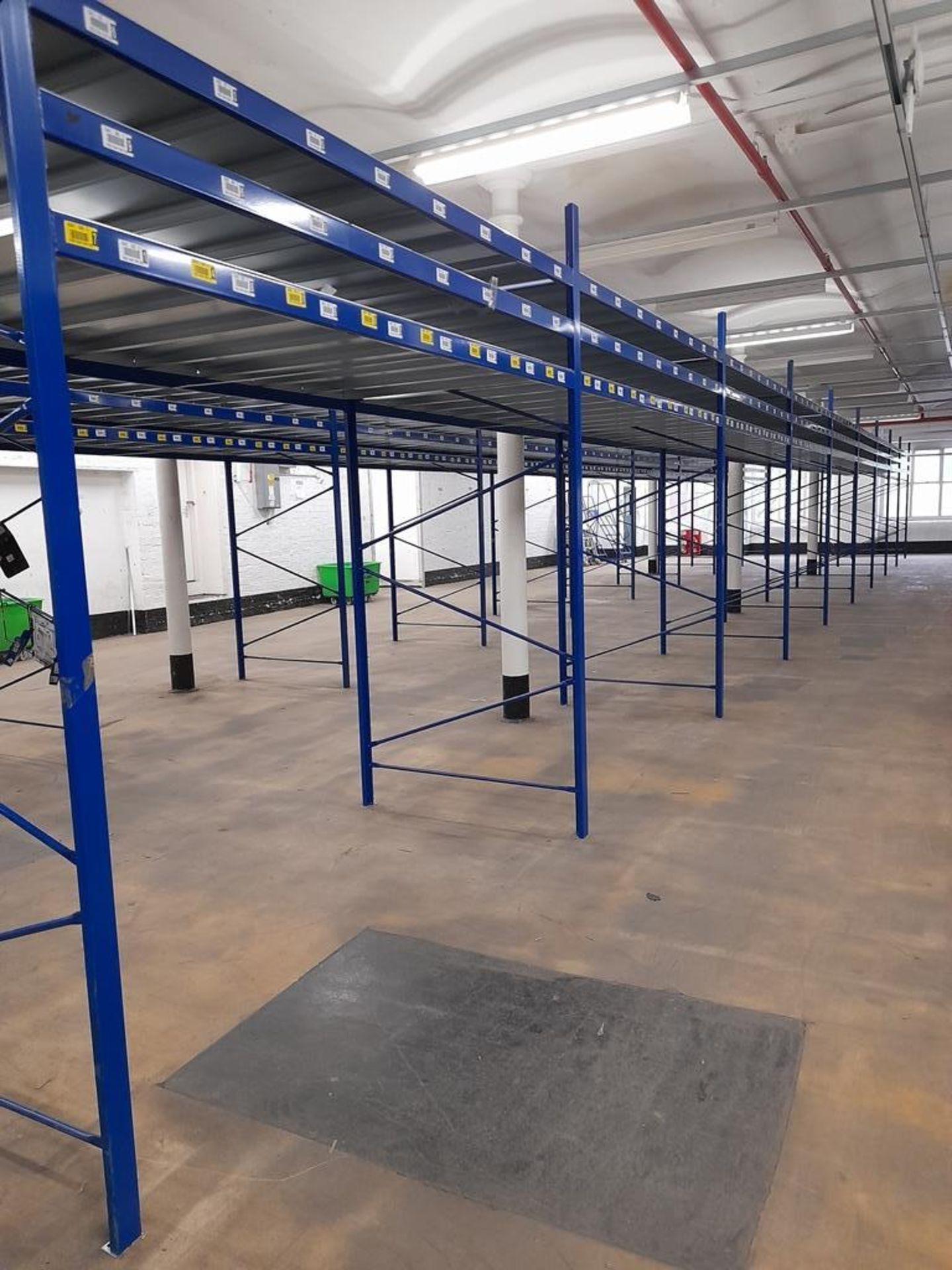 Static pallet racking - 193 bays, each with 3 pairs of beams and 24 metal shelf partitions(Beam - Image 4 of 13