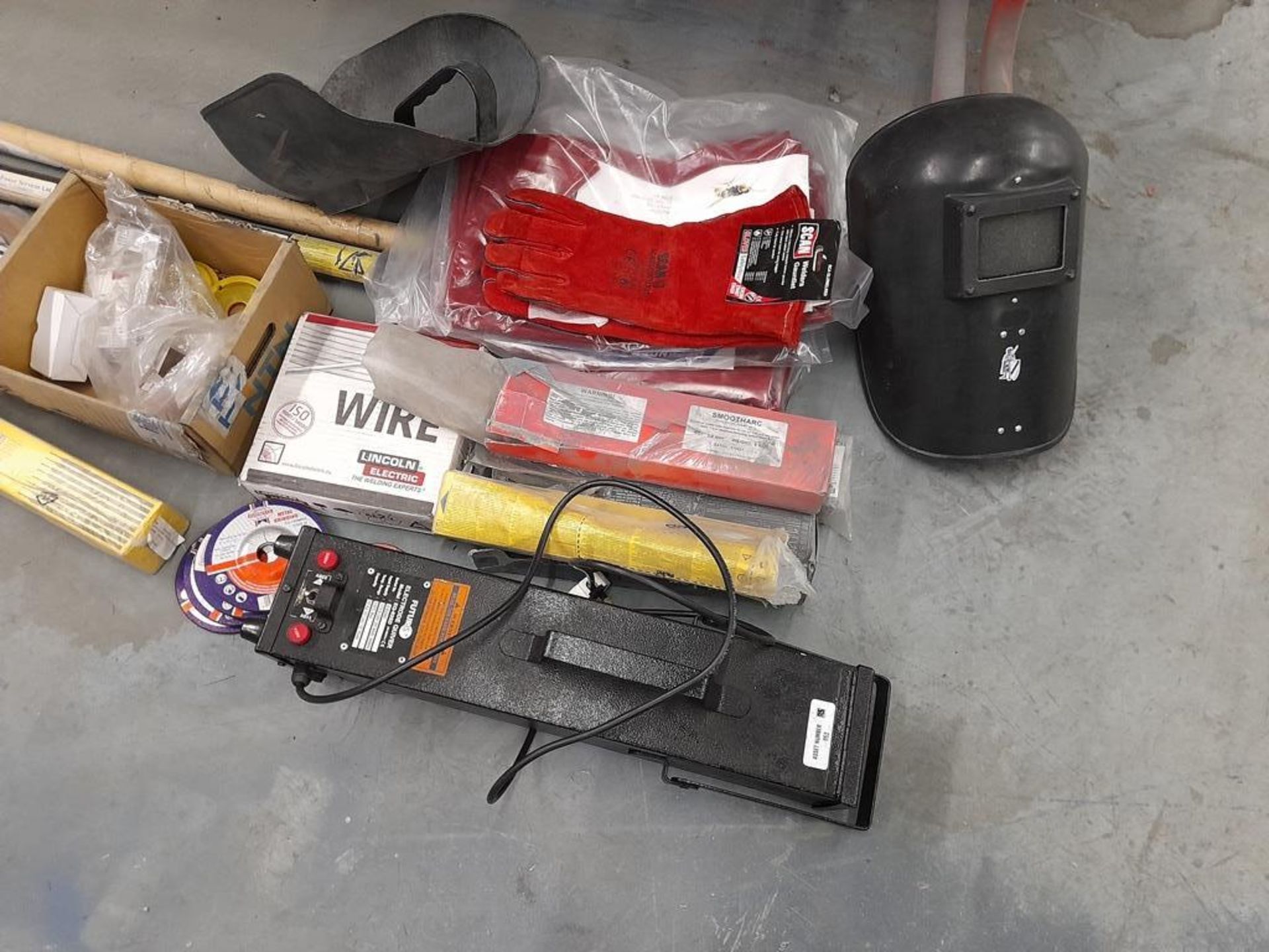 2 - Mobile welding curtains, 1 - Futuris electrode quiver model EQ-93SD, Serial no. CX240, masks, - Image 2 of 4