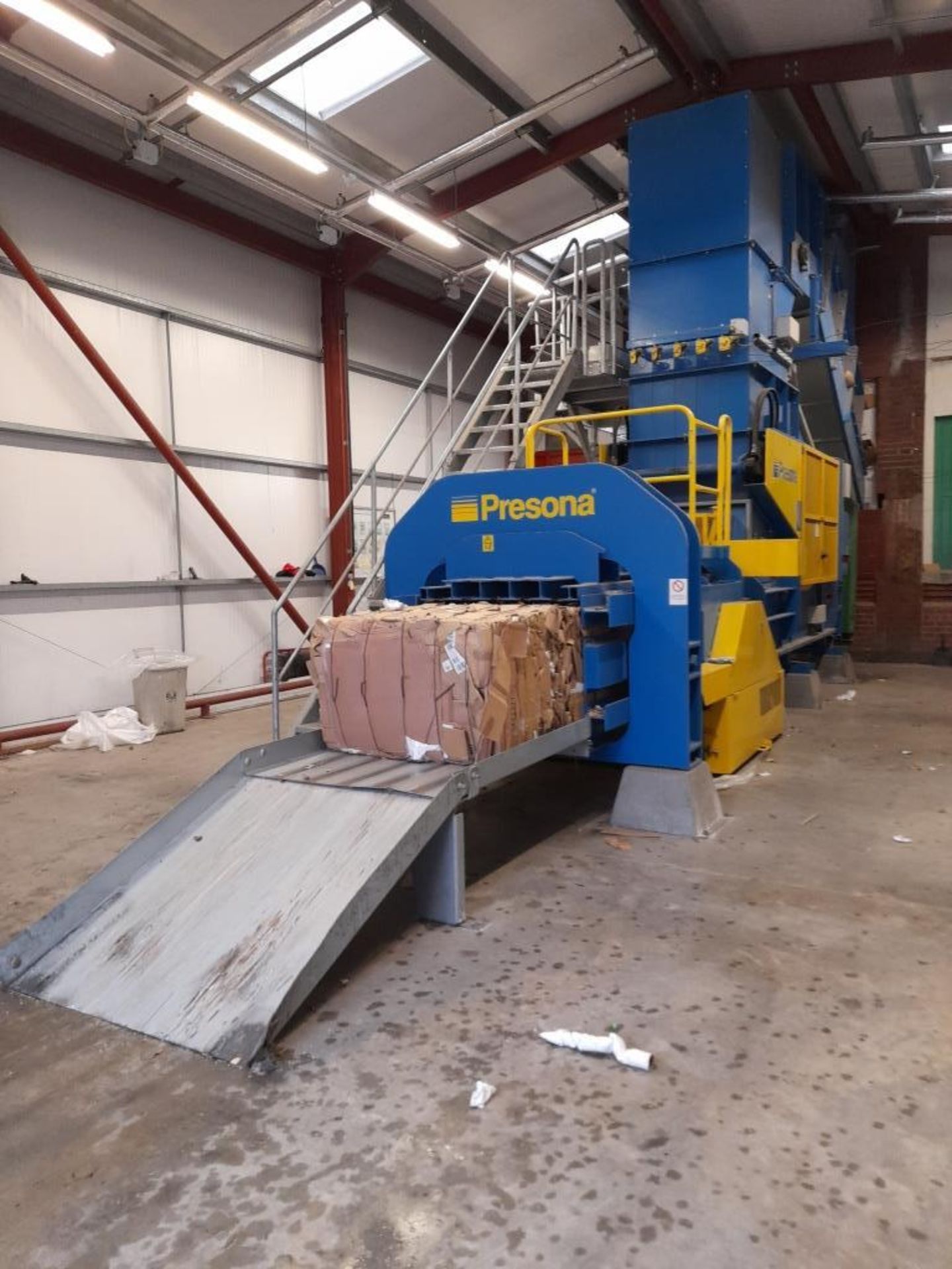 Presona LP 50 VH1 baler, Serial no. 5553, Year 2012, with inclined infeed conveyor, pre-press,