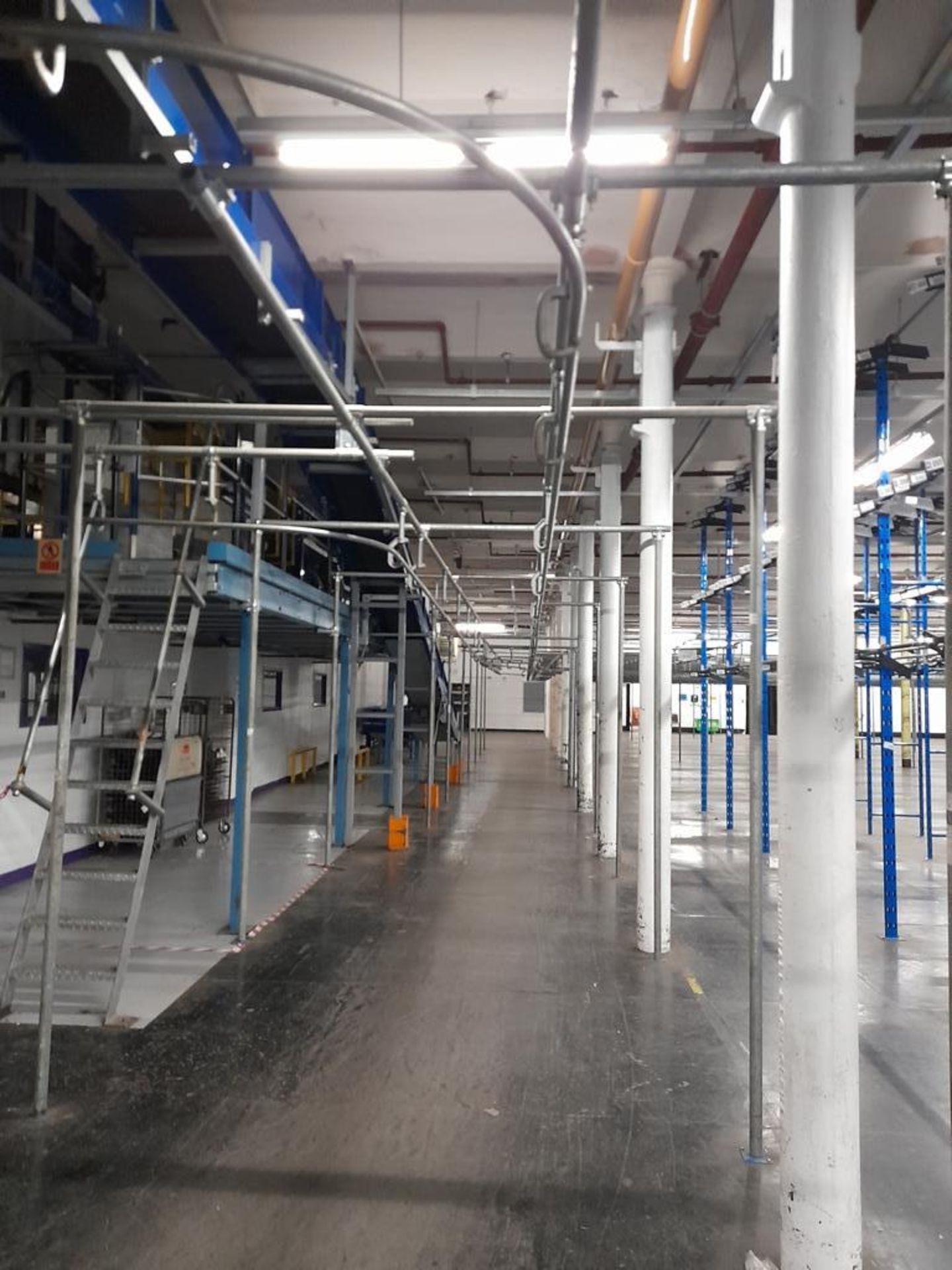 Garment unloading and hanging storage system; to include two powered garment infeeds, bespoke - Bild 11 aus 18