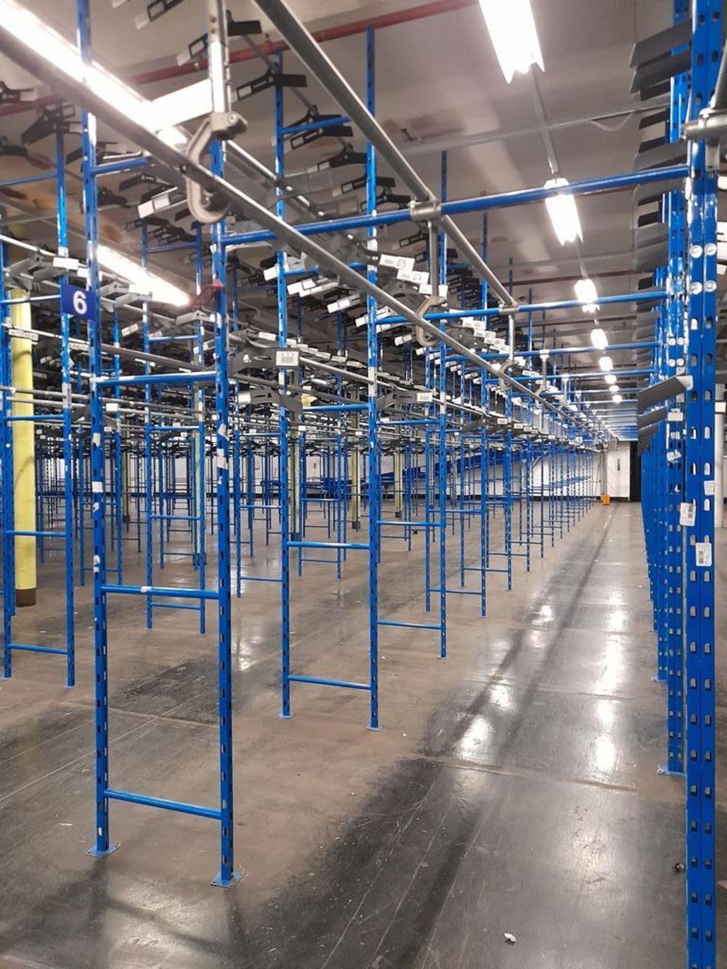 Garment unloading and hanging storage system; to include two powered garment infeeds, bespoke - Bild 17 aus 18