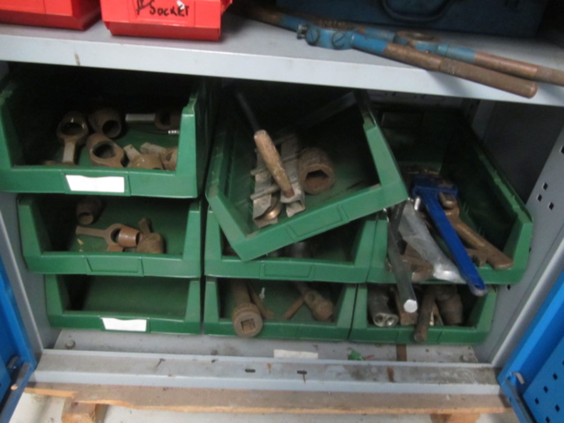 Bolt Compact twin door steel framed workshop cabinet and contents to include threading tools, - Image 3 of 7