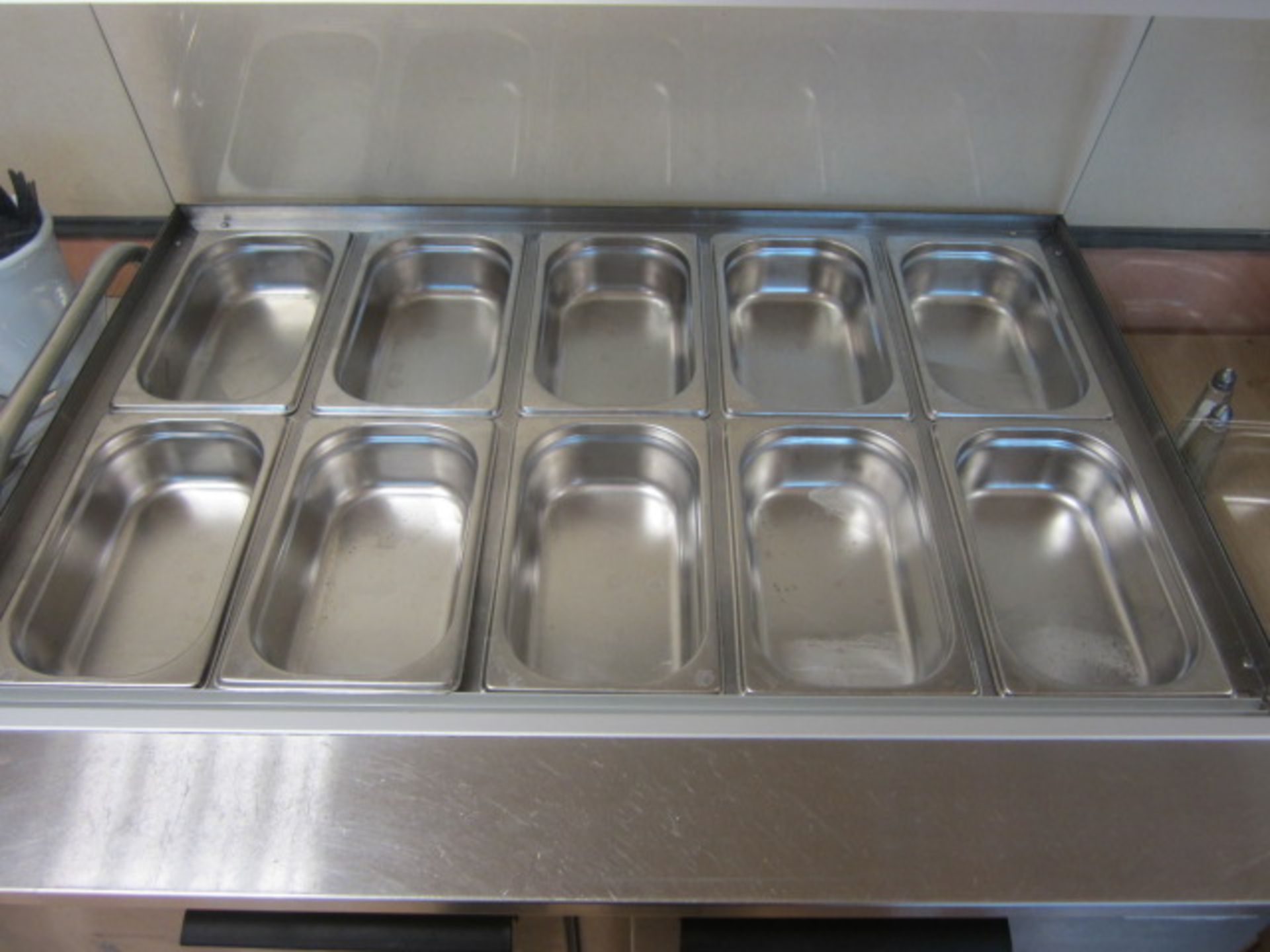 Igloo 10 section stainless steel salad counter, type Ibiza 0.9, serial no. NS-092997, partial glazed - Image 2 of 5