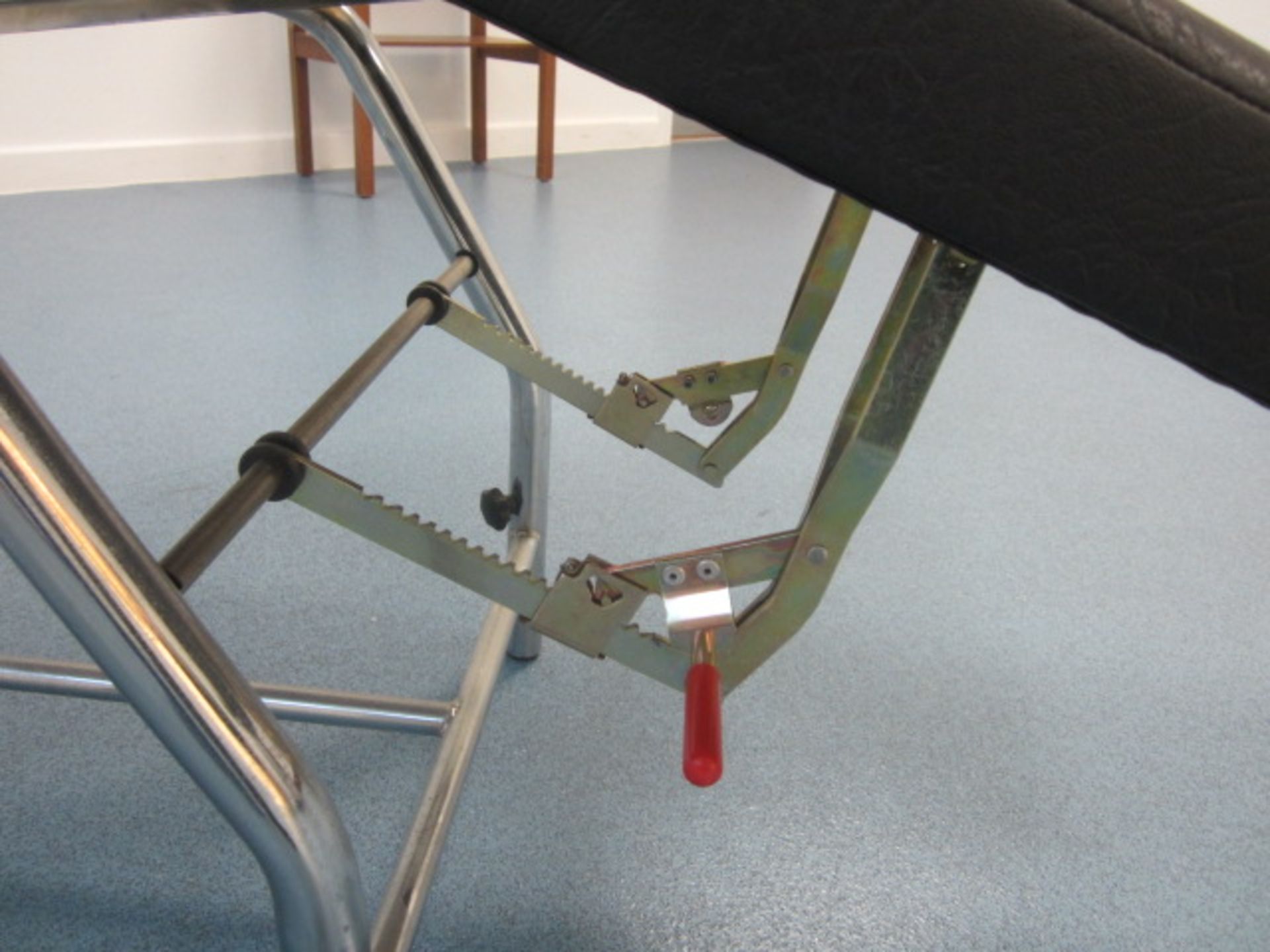 Leatherette examination chair with manual reclining back, adjustable leg rests - Image 3 of 4